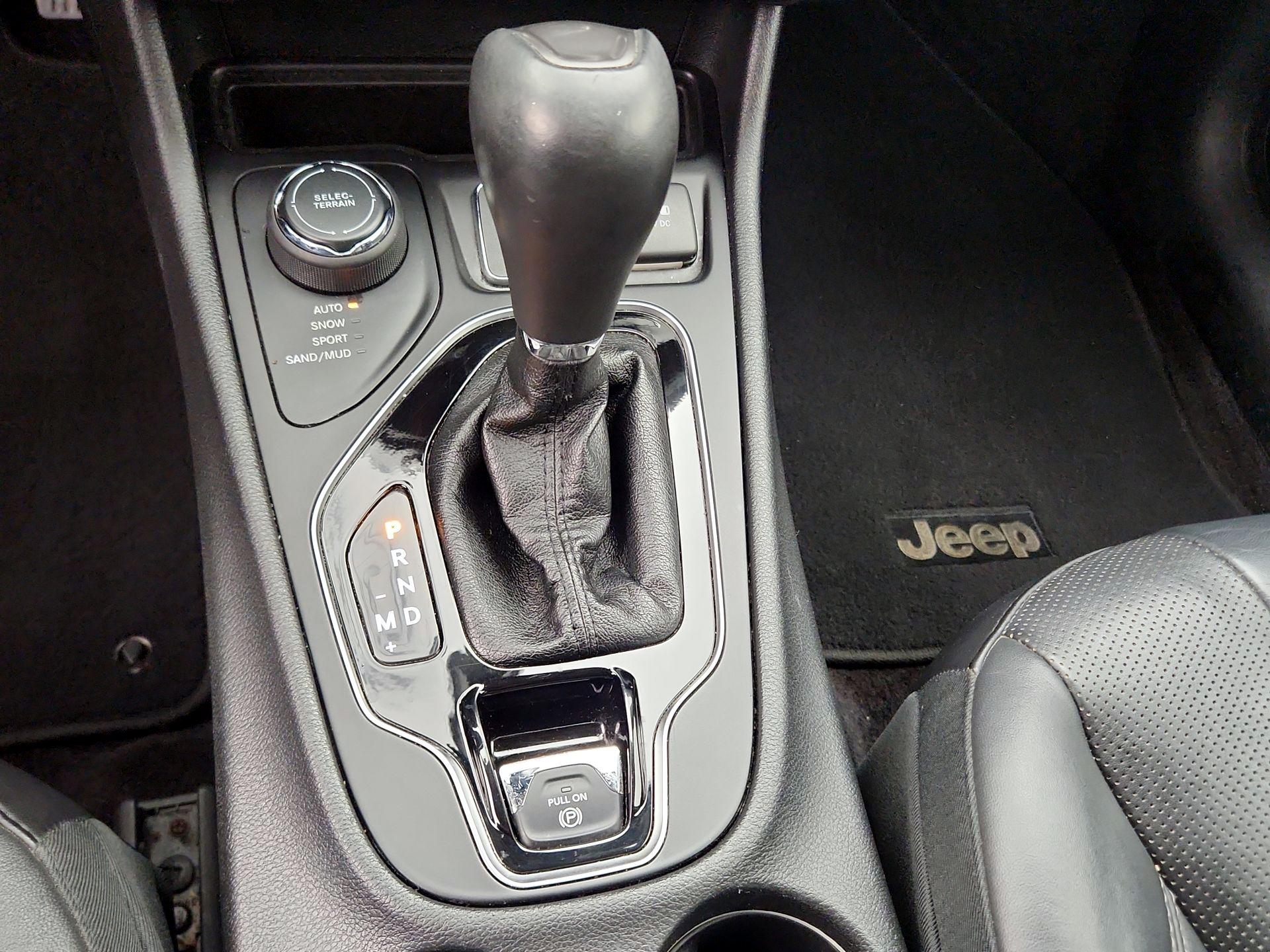 Thumbnail: 2019 Jeep Cherokee - 17