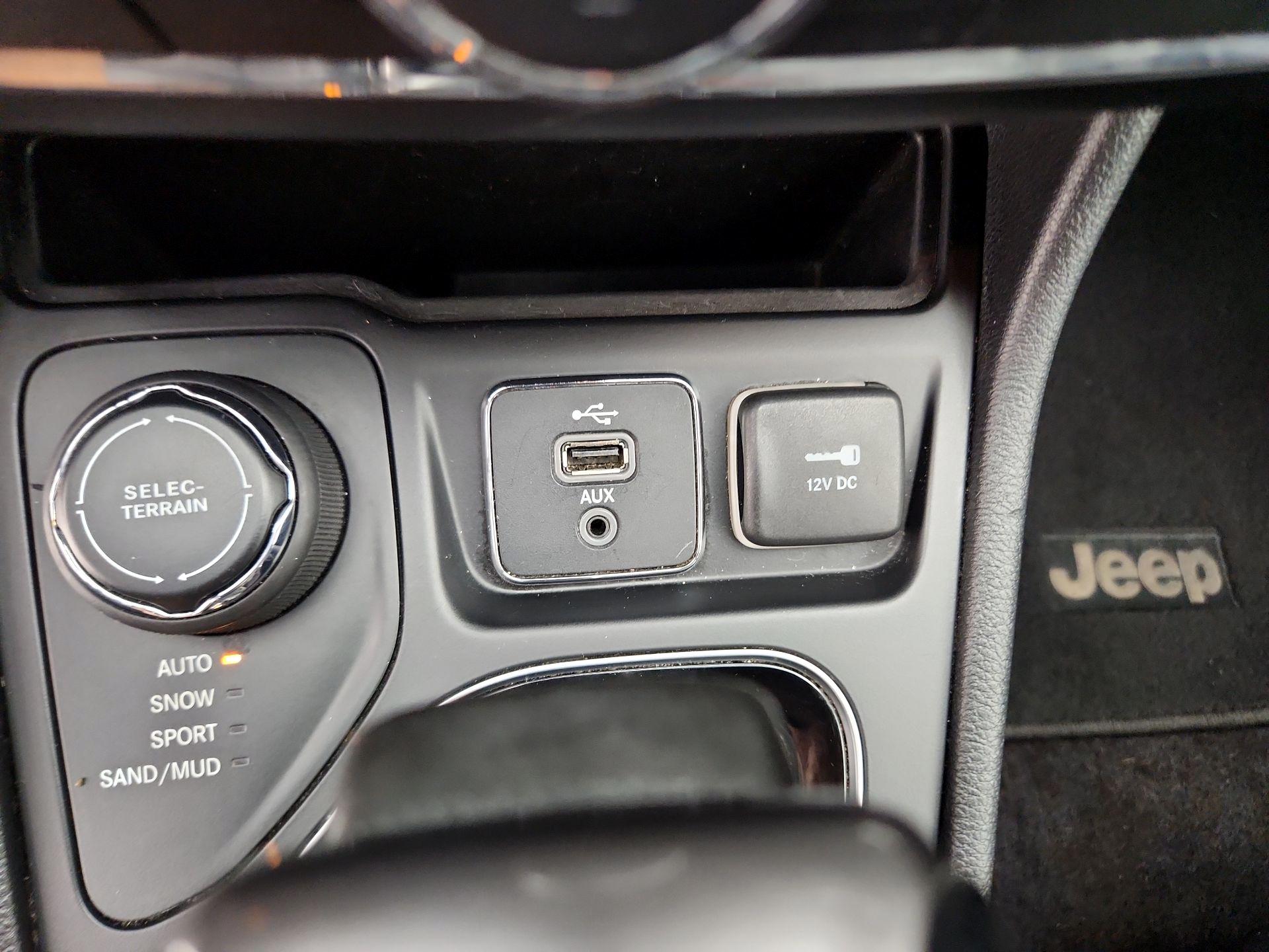 Thumbnail: 2019 Jeep Cherokee - 18