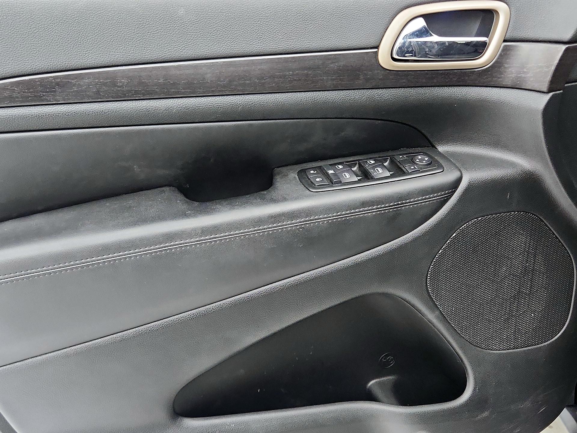 Thumbnail: 2015 Jeep Grand Cherokee - 12