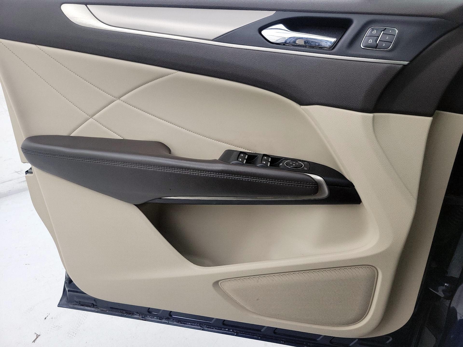 Thumbnail: 2017 Lincoln MKC - 12