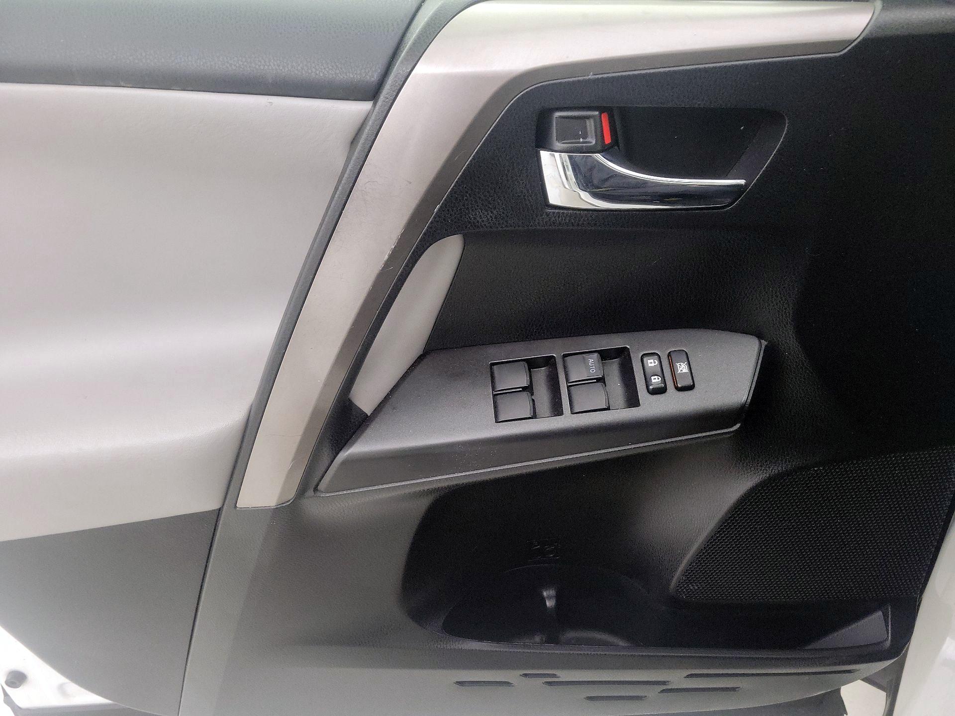 Thumbnail: 2018 Toyota RAV4 - 12