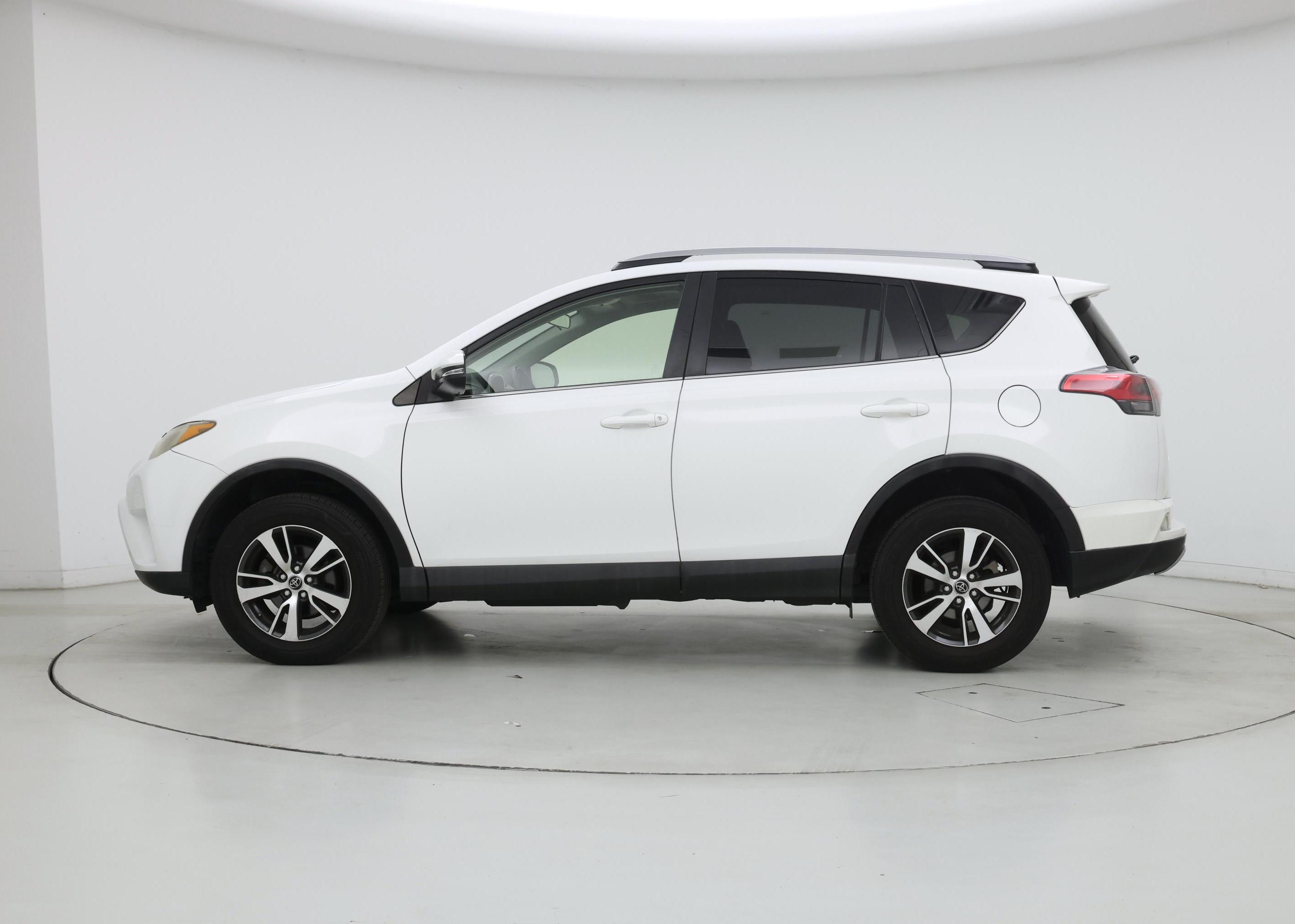 Thumbnail: 2018 Toyota RAV4 - 3