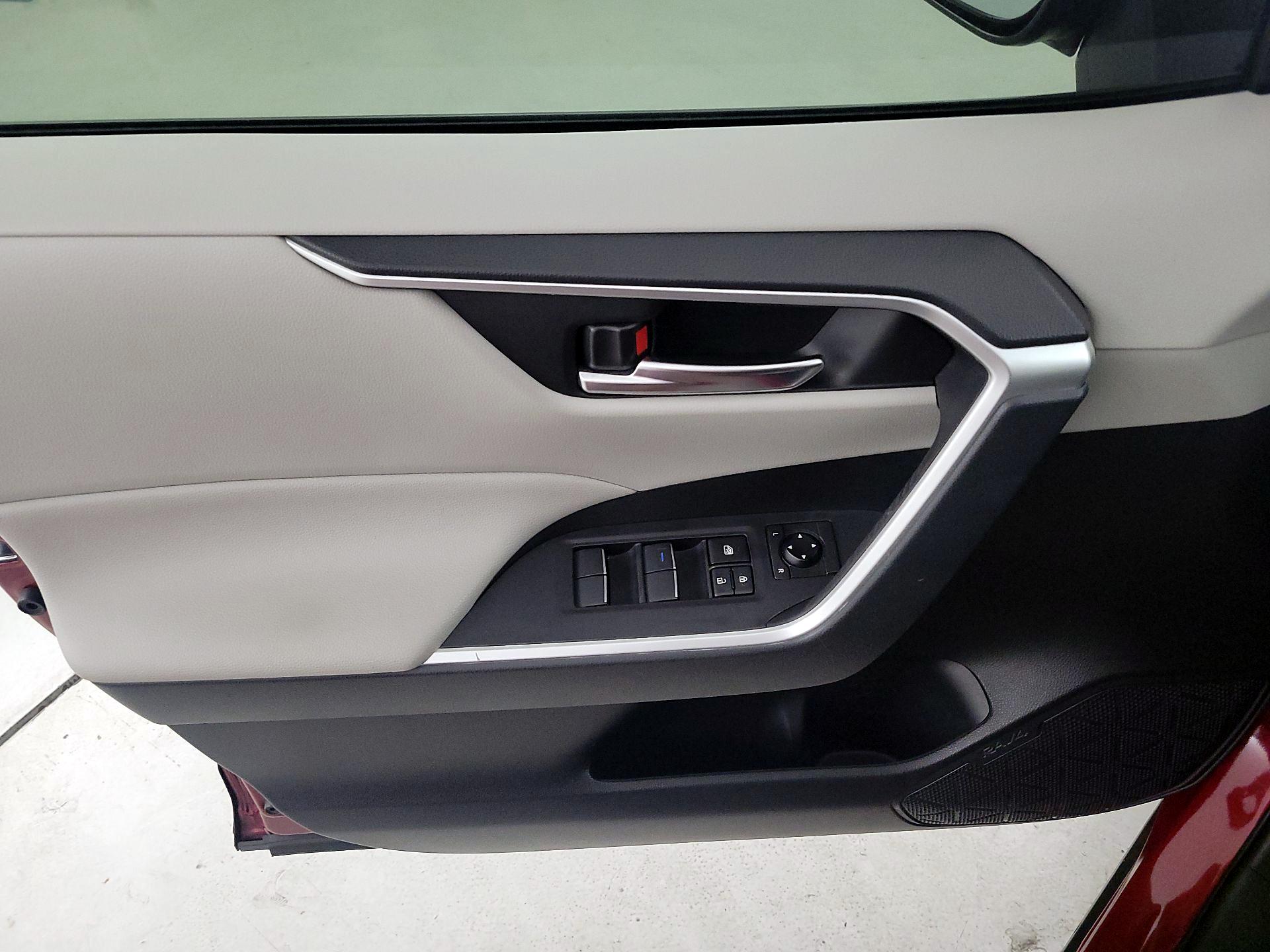 Thumbnail: 2019 Toyota RAV4 - 12