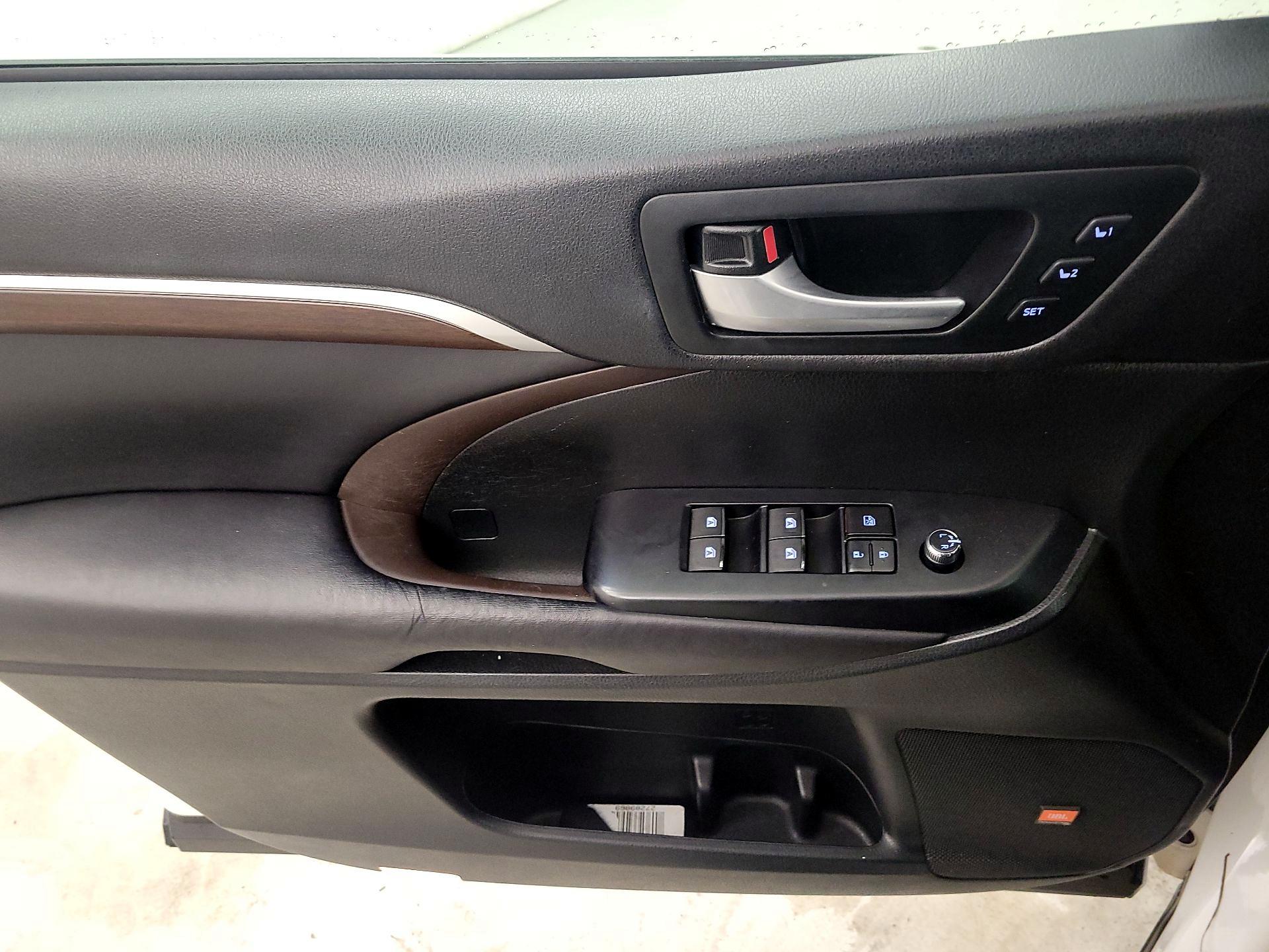 Thumbnail: 2016 Toyota Highlander - 12