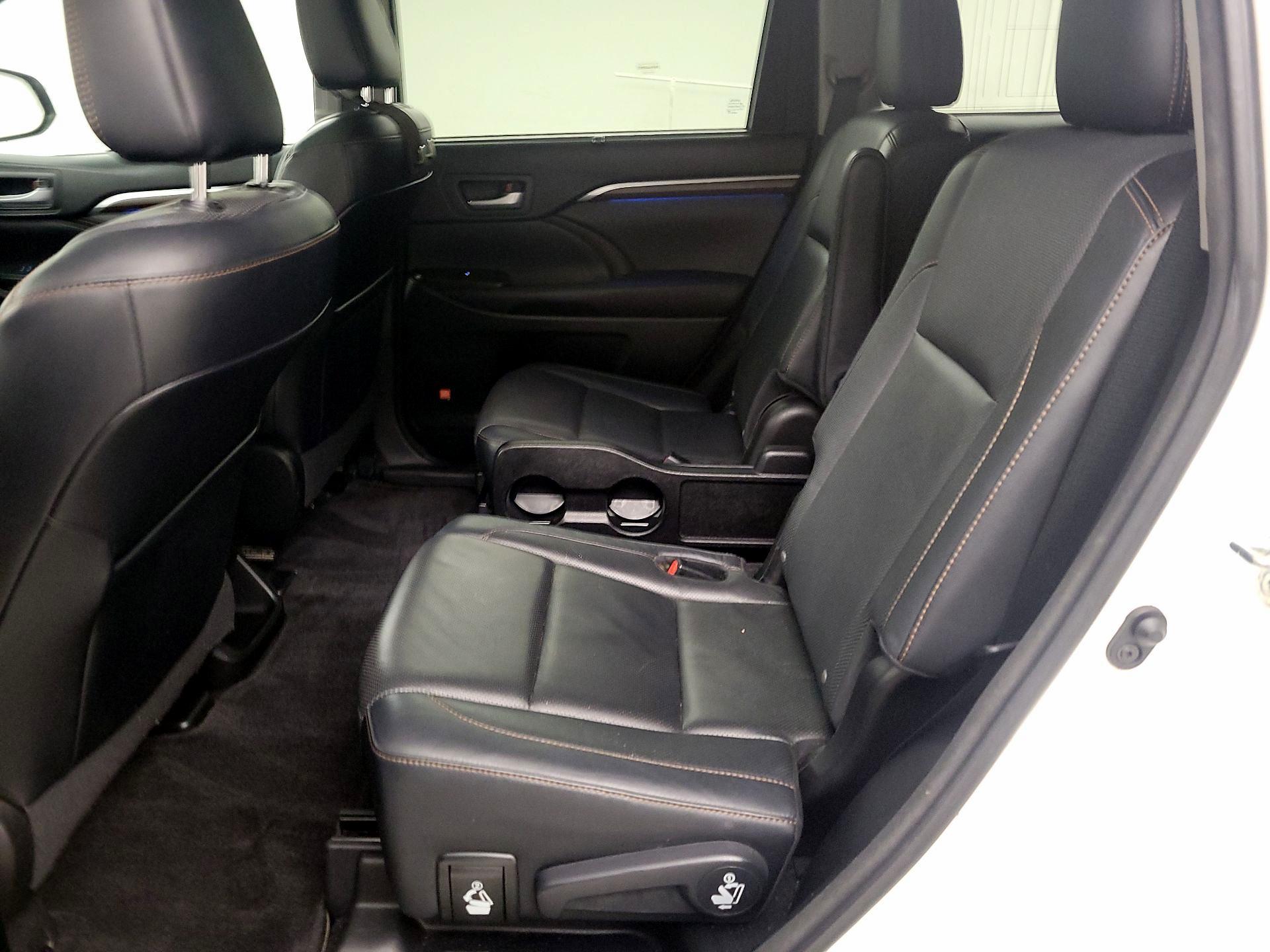 Thumbnail: 2016 Toyota Highlander - 20