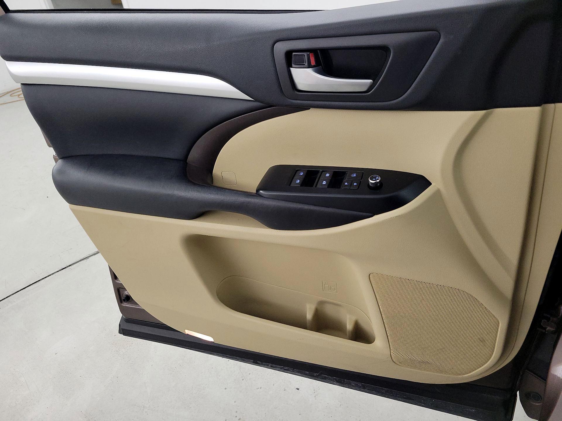 Thumbnail: 2018 Toyota Highlander - 12