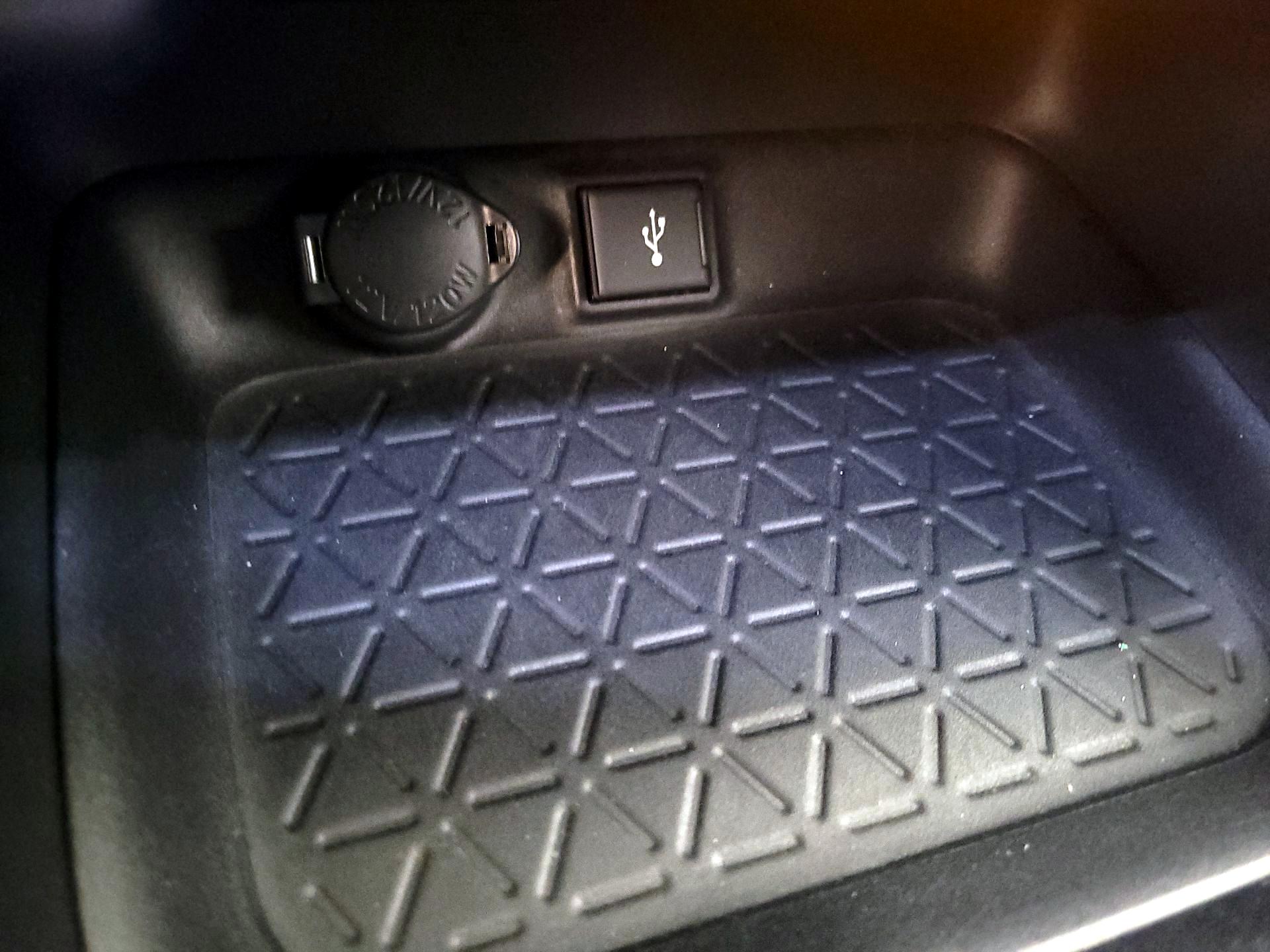 Thumbnail: 2021 Toyota RAV4 - 18