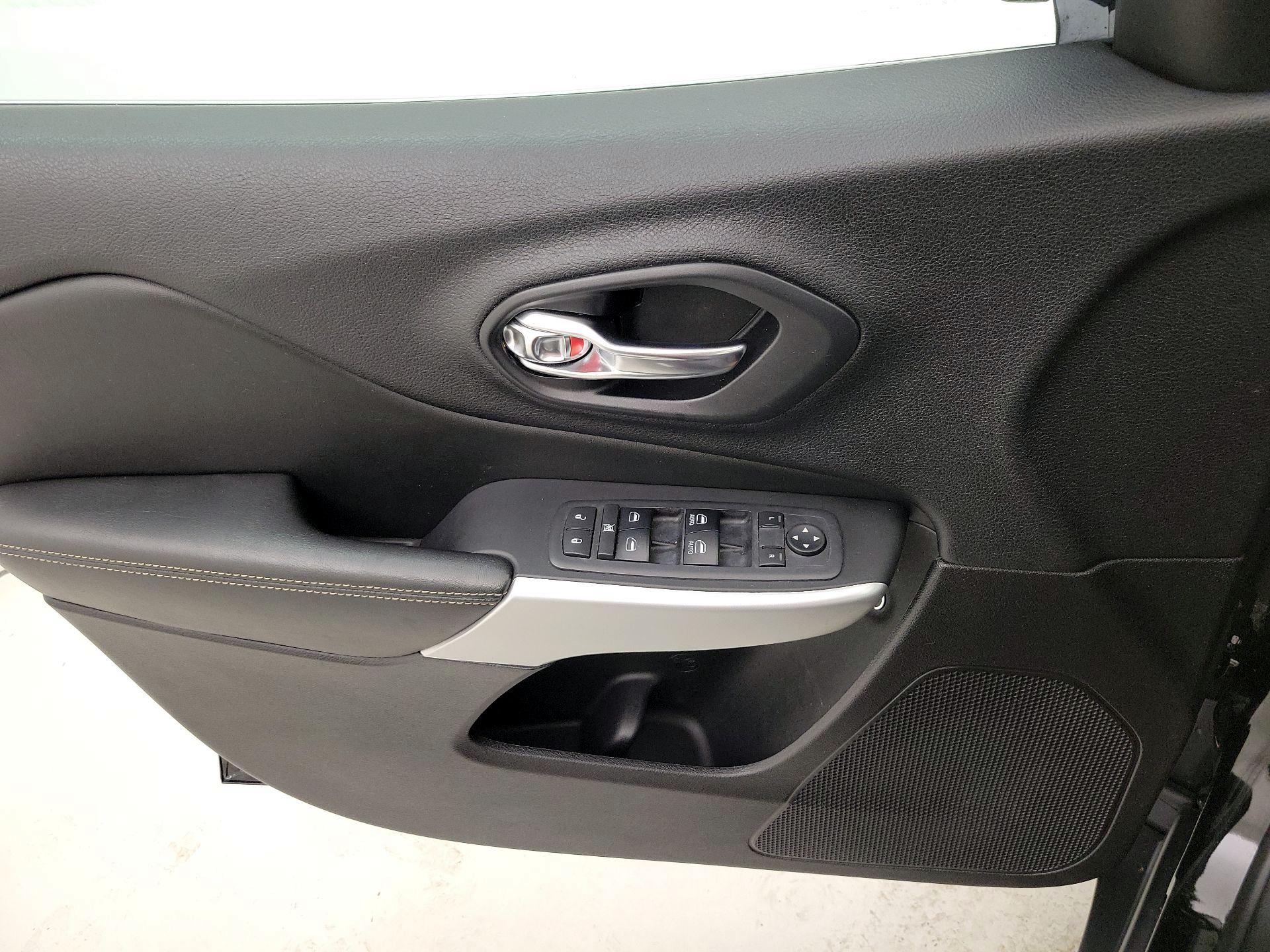 Thumbnail: 2018 Jeep Cherokee - 12