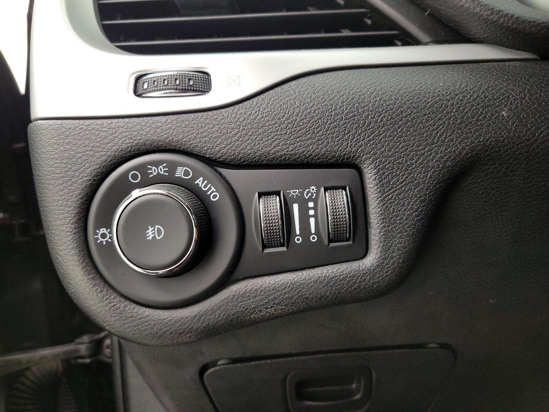 Thumbnail: 2018 Jeep Cherokee - 13