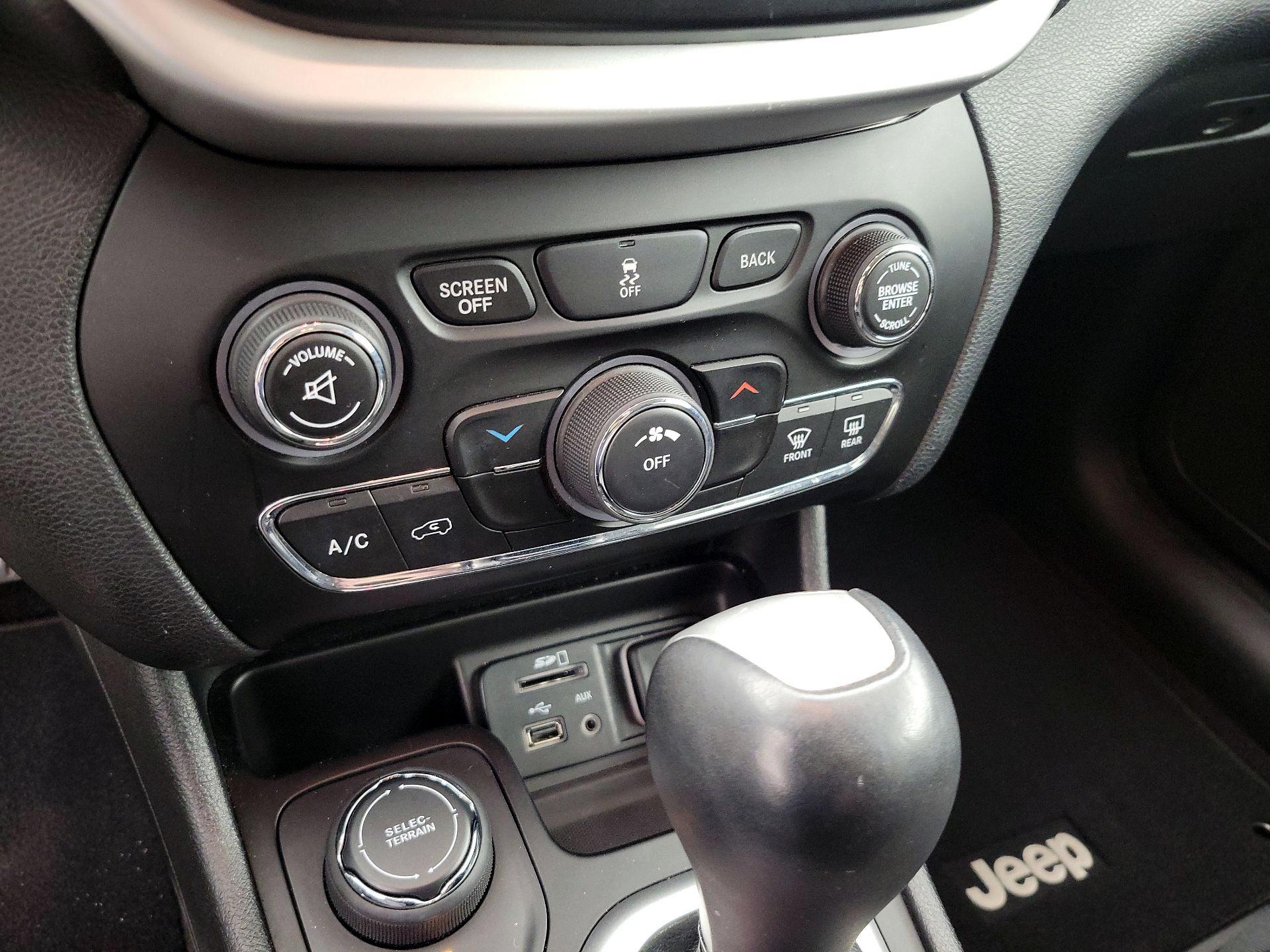 Thumbnail: 2018 Jeep Cherokee - 16