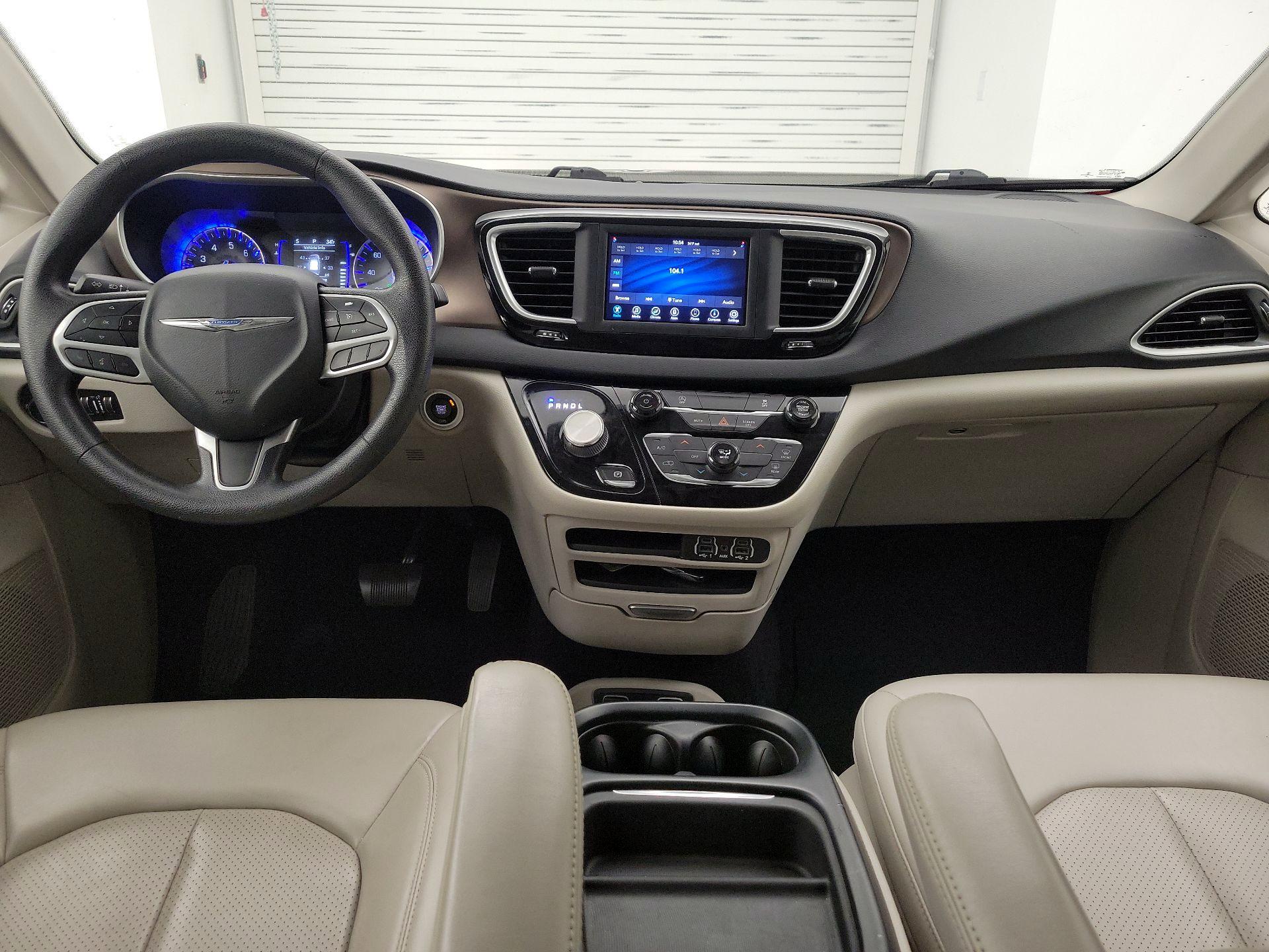 Thumbnail: 2021 Chrysler Voyager - 9