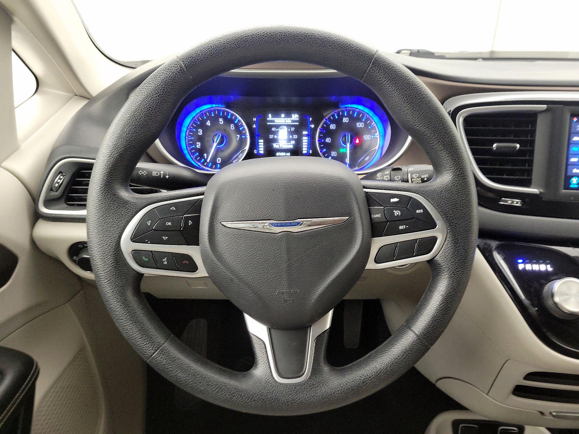 Thumbnail: 2021 Chrysler Voyager - 10