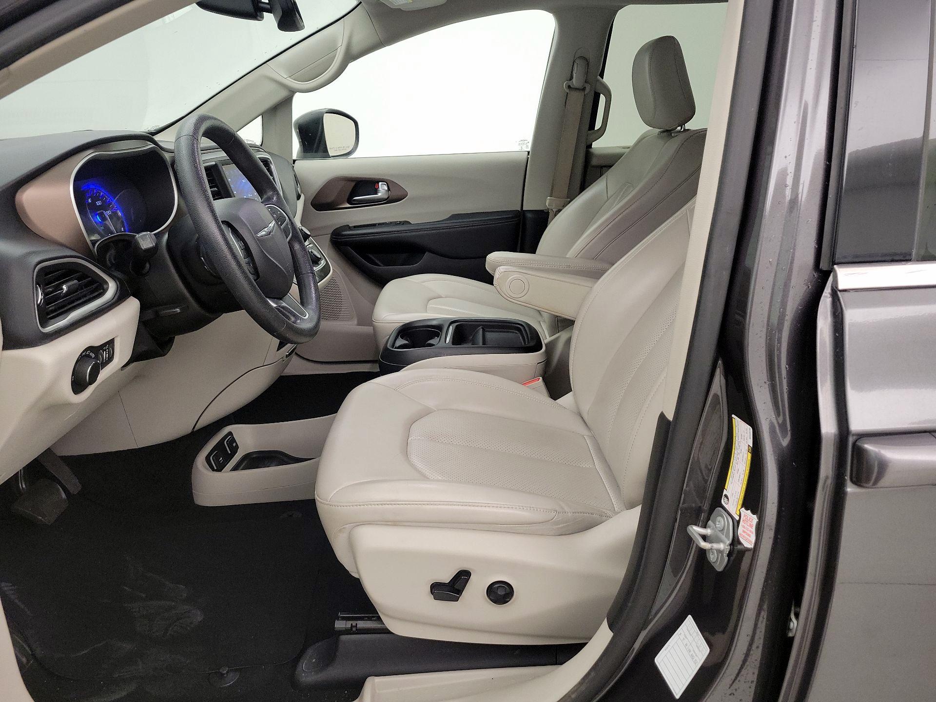 Thumbnail: 2021 Chrysler Voyager - 11