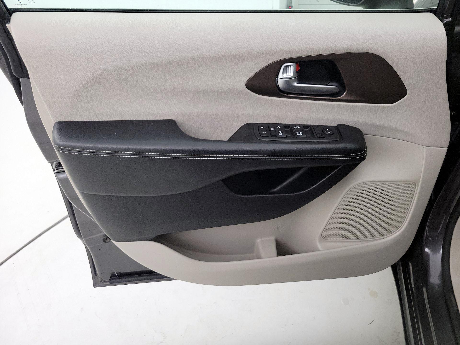 Thumbnail: 2021 Chrysler Voyager - 12