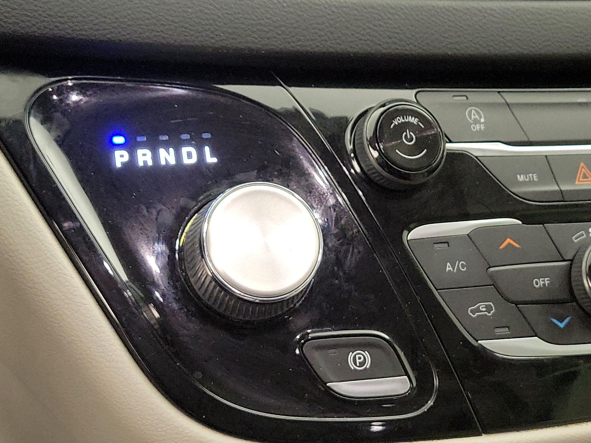 Thumbnail: 2021 Chrysler Voyager - 17