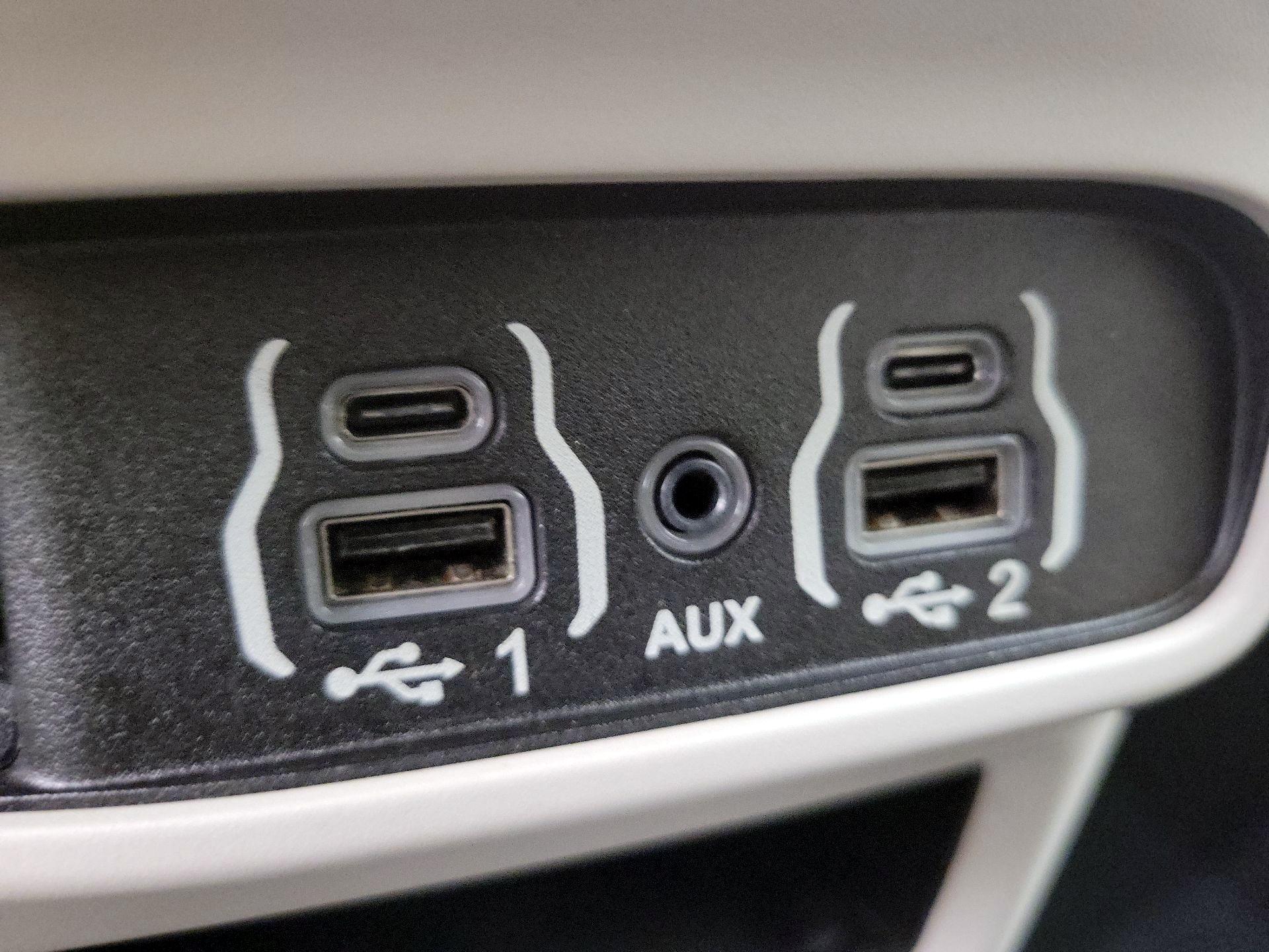 Thumbnail: 2021 Chrysler Voyager - 18