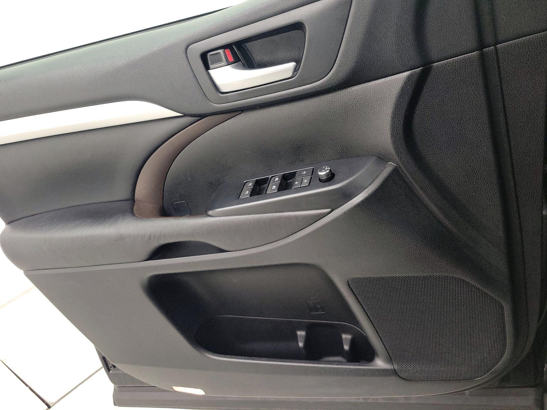 Thumbnail: 2017 Toyota Highlander - 12