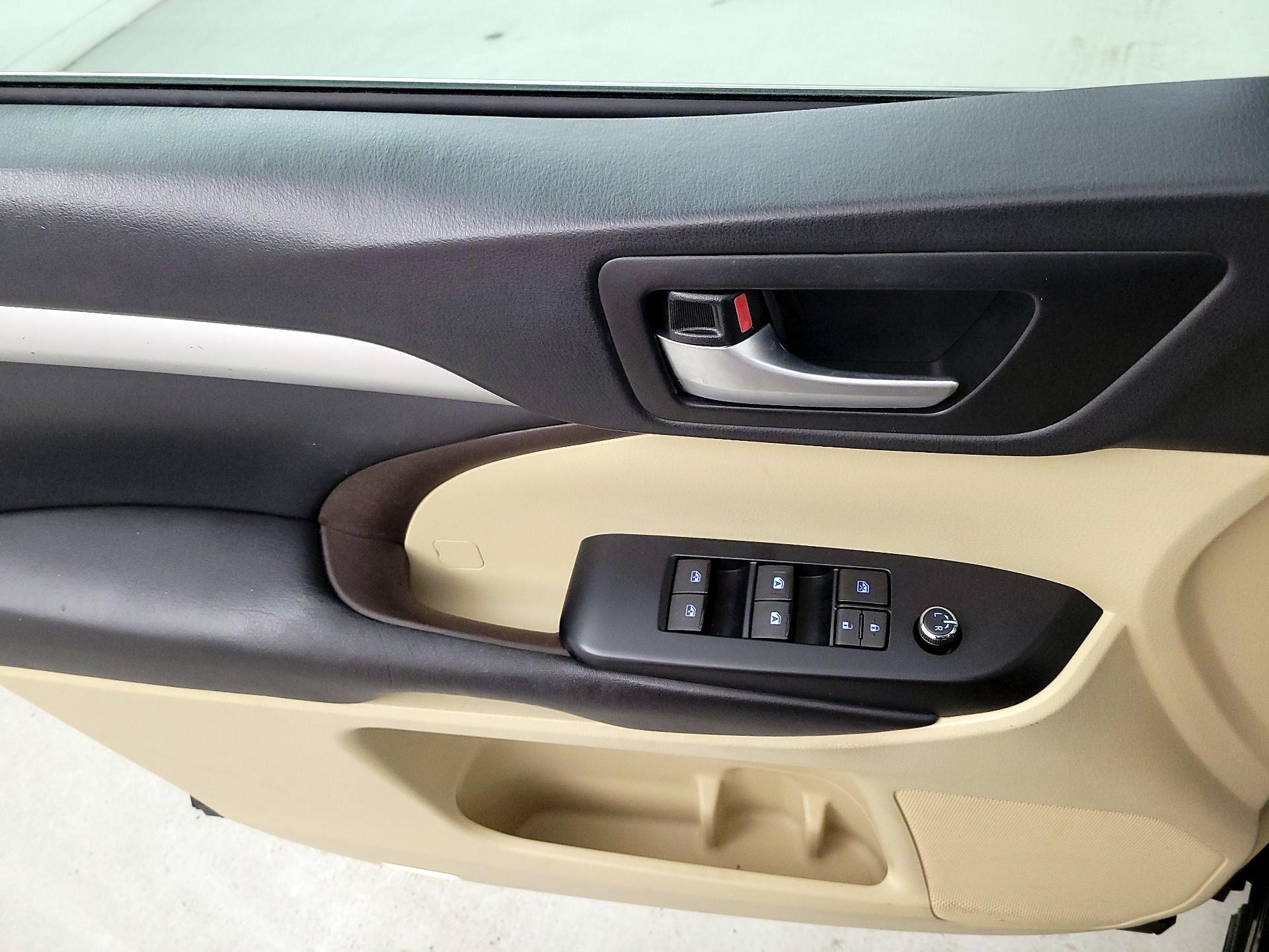 Thumbnail: 2019 Toyota Highlander - 12