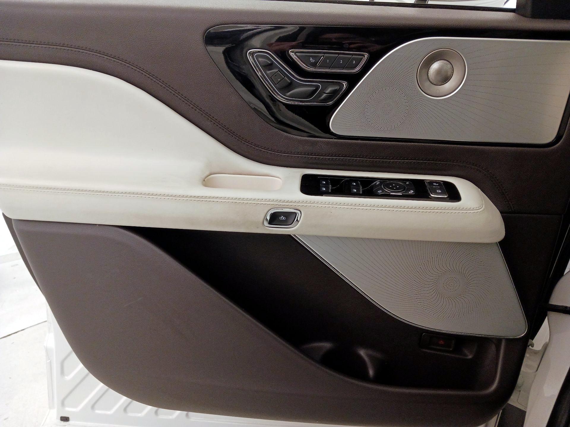 Thumbnail: 2020 Lincoln Aviator - 12