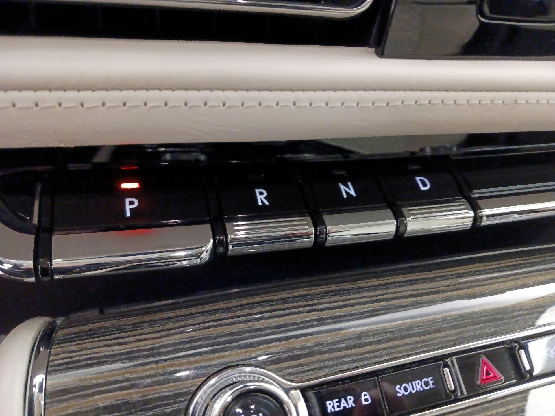 Thumbnail: 2020 Lincoln Aviator - 18