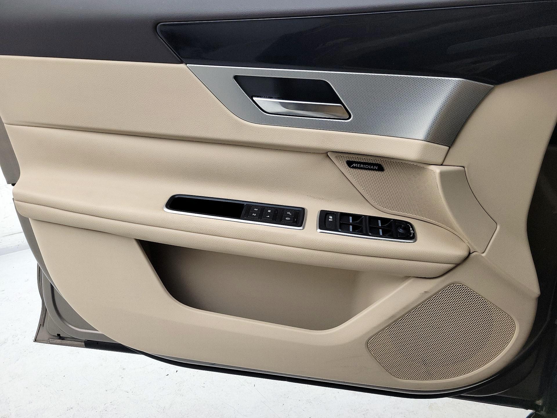 Thumbnail: 2016 Jaguar XF - 12