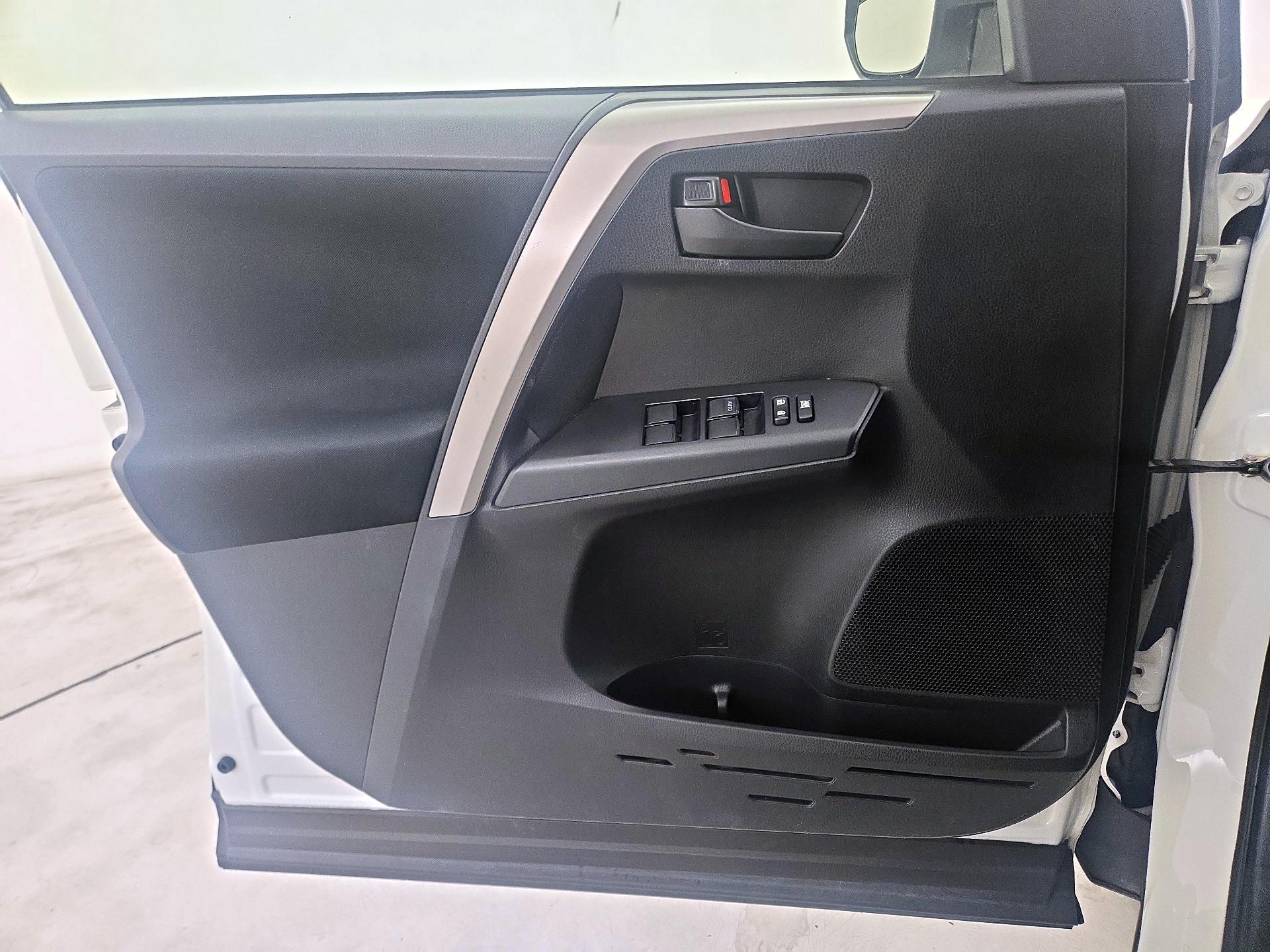 Thumbnail: 2018 Toyota RAV4 - 12