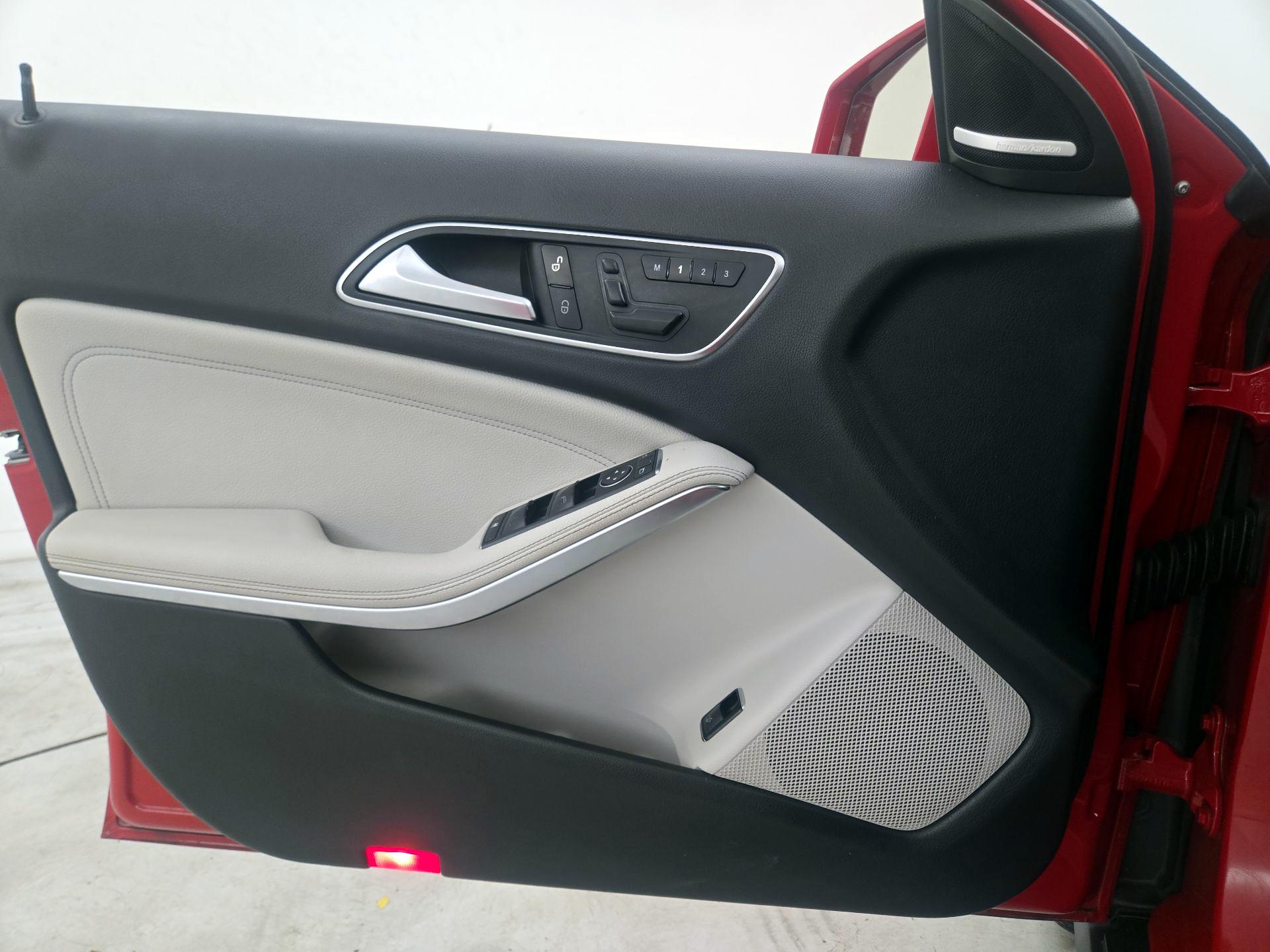 Thumbnail: 2016 Mercedes-Benz GLA - 12