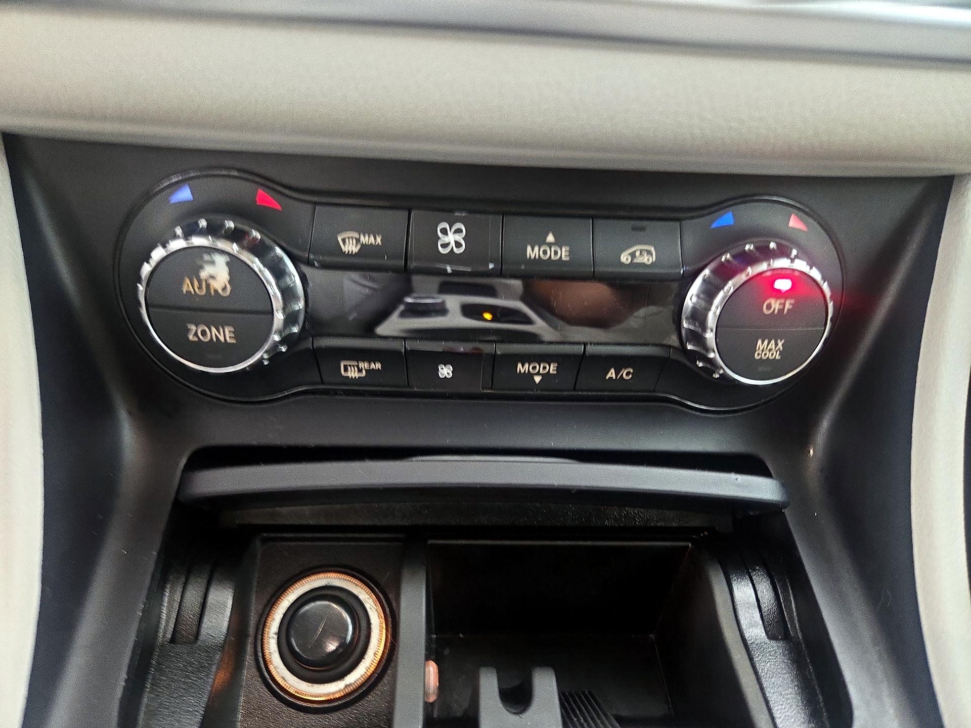 Thumbnail: 2016 Mercedes-Benz GLA - 16