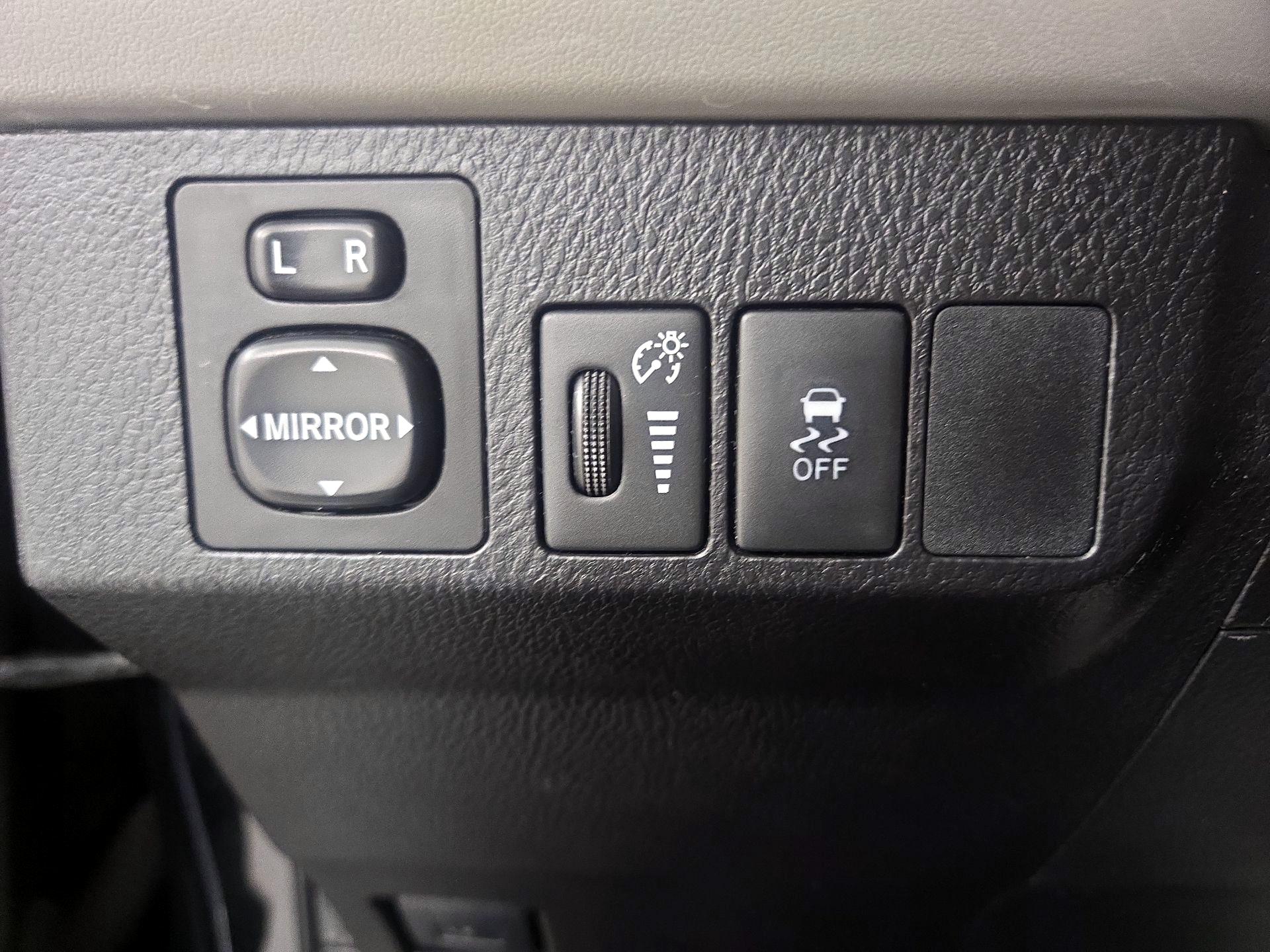 Thumbnail: 2015 Toyota RAV4 - 13