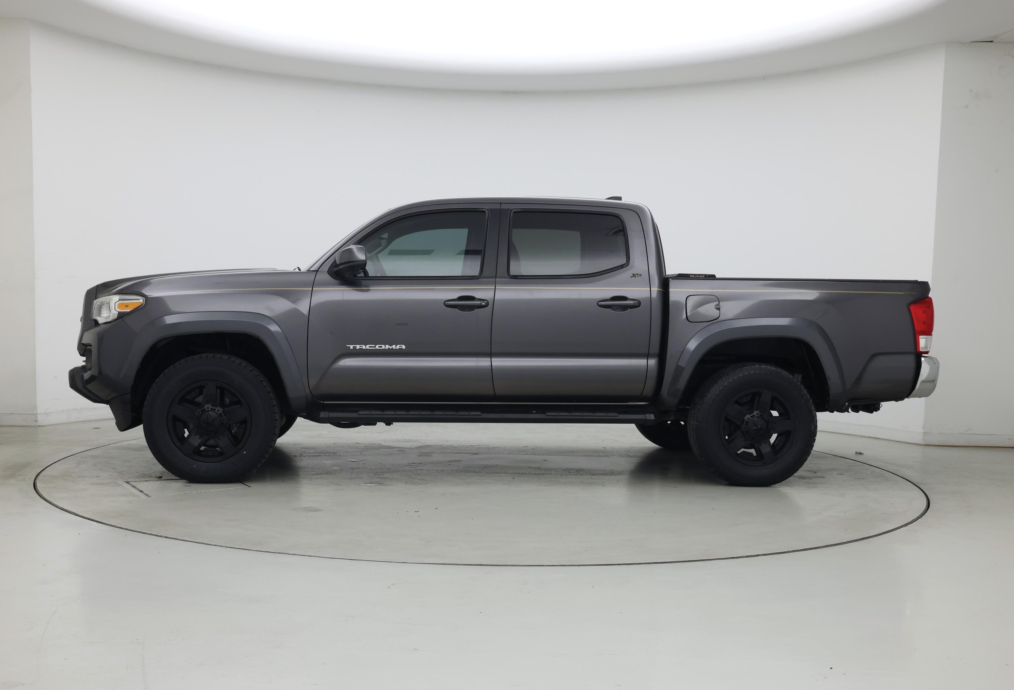 Thumbnail: 2017 Toyota Tacoma - 3