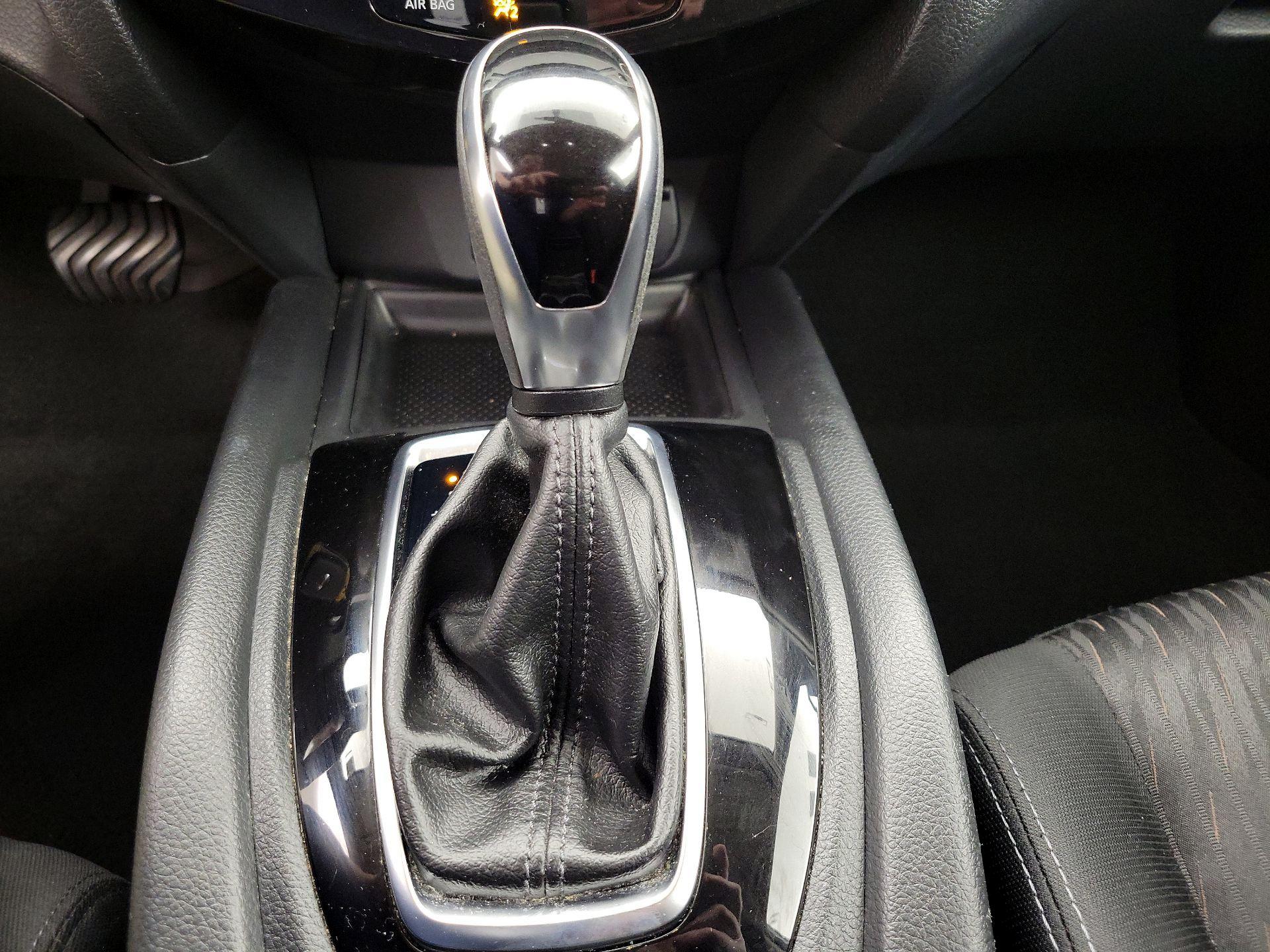 Thumbnail: 2018 Nissan Rogue - 17