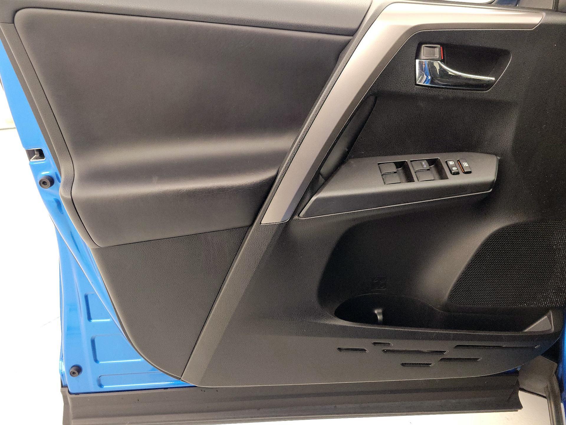 Thumbnail: 2018 Toyota RAV4 - 12