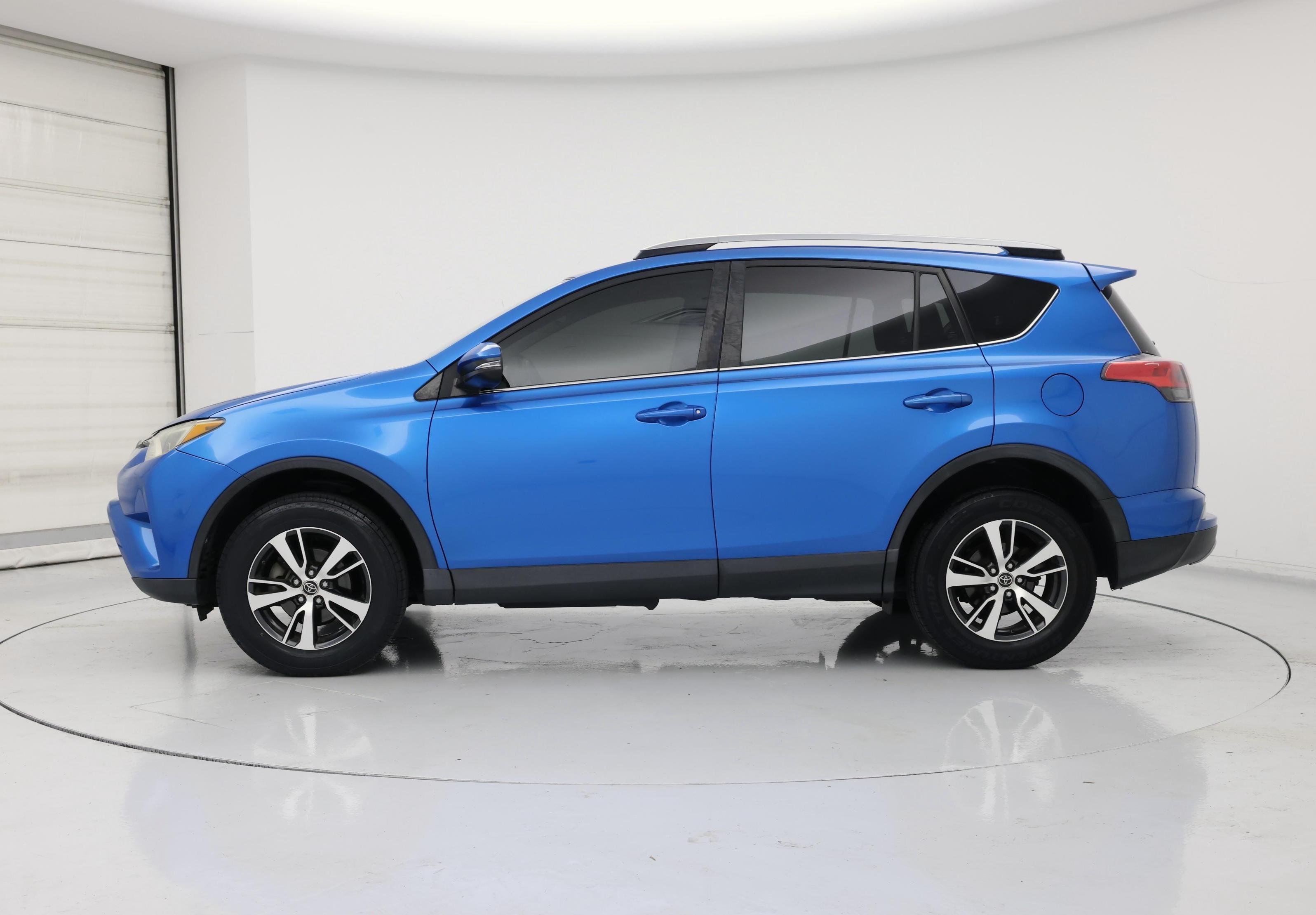Thumbnail: 2018 Toyota RAV4 - 3