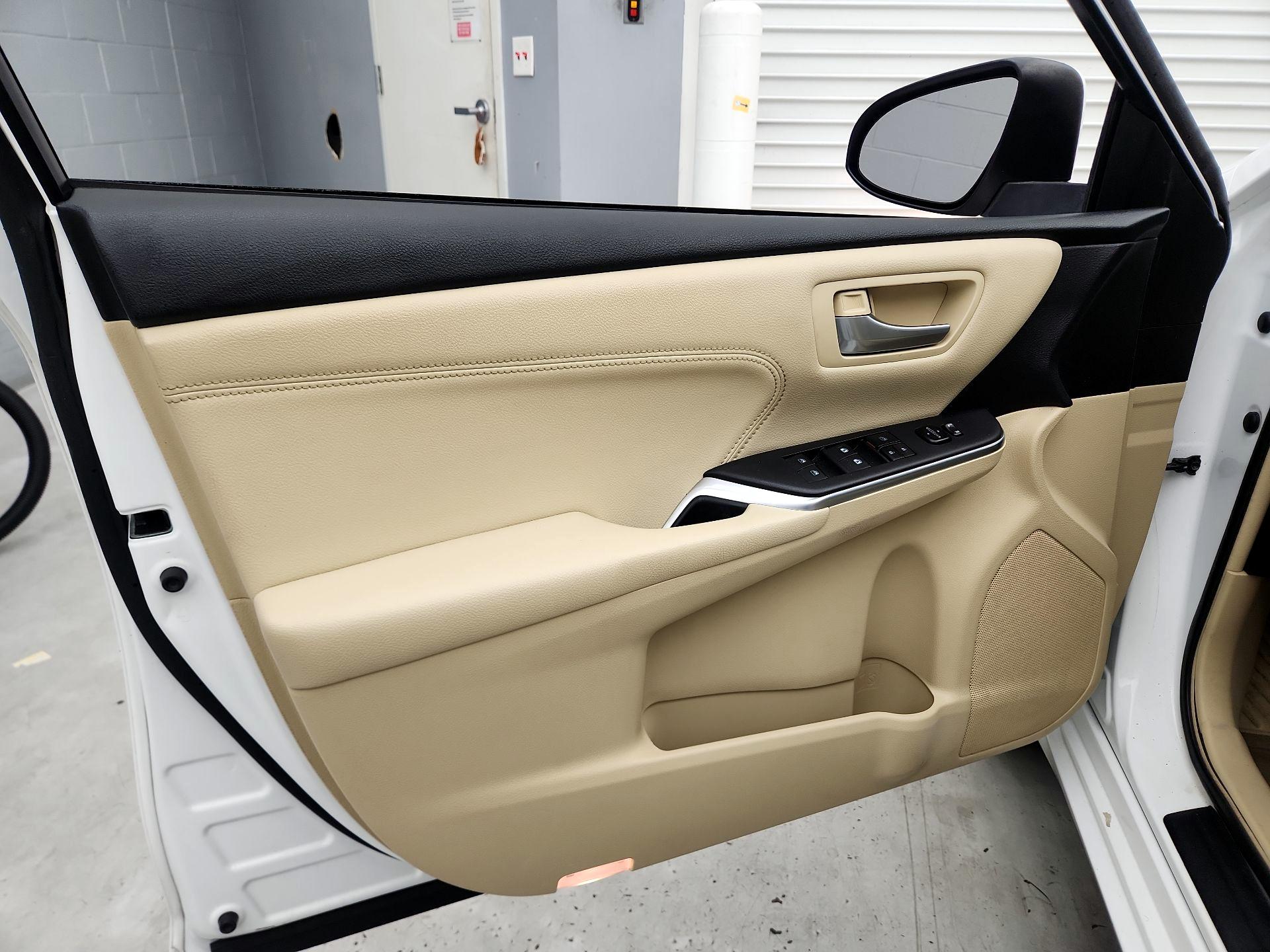 Thumbnail: 2016 Toyota Camry - 12