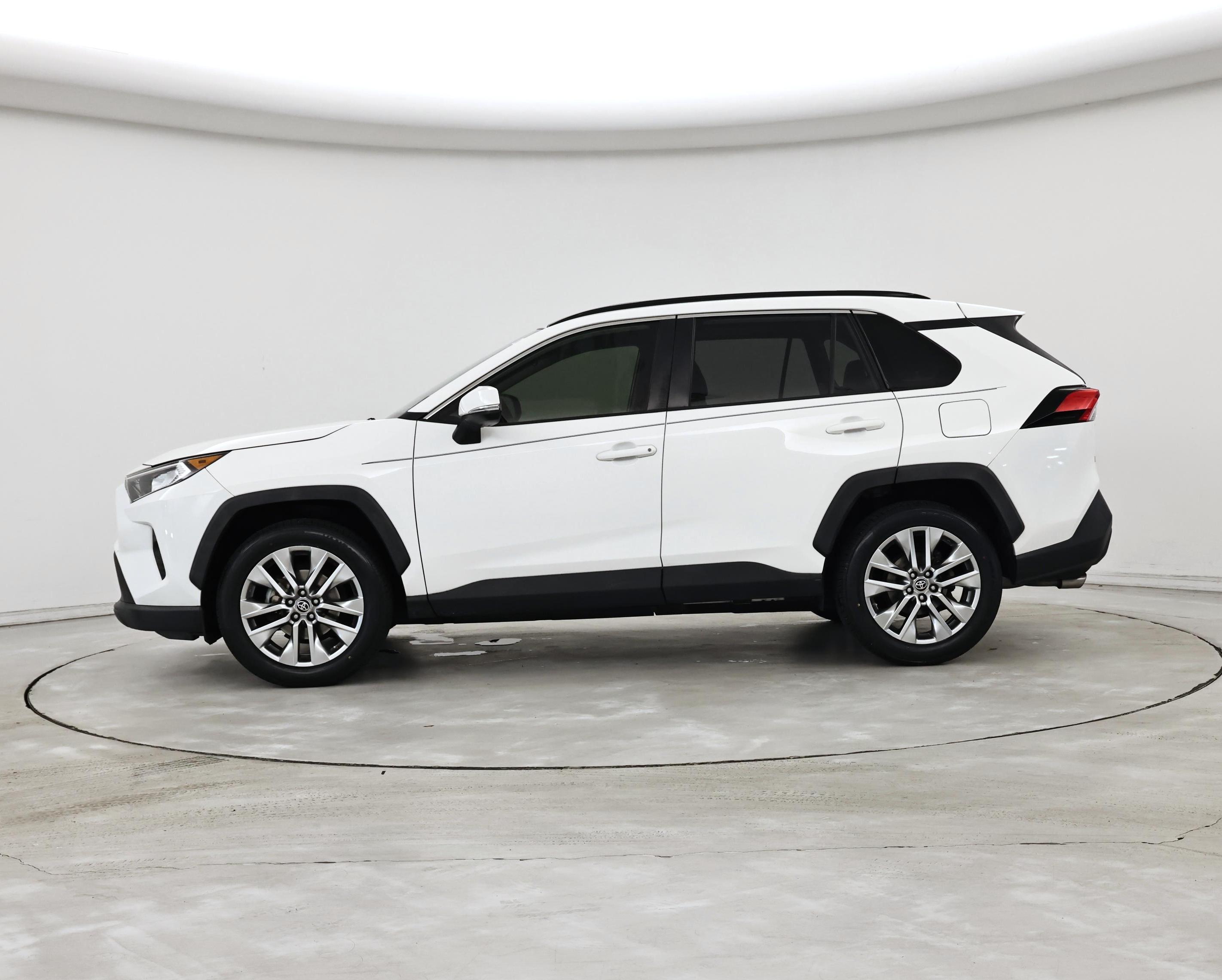 Thumbnail: 2019 Toyota RAV4 - 3