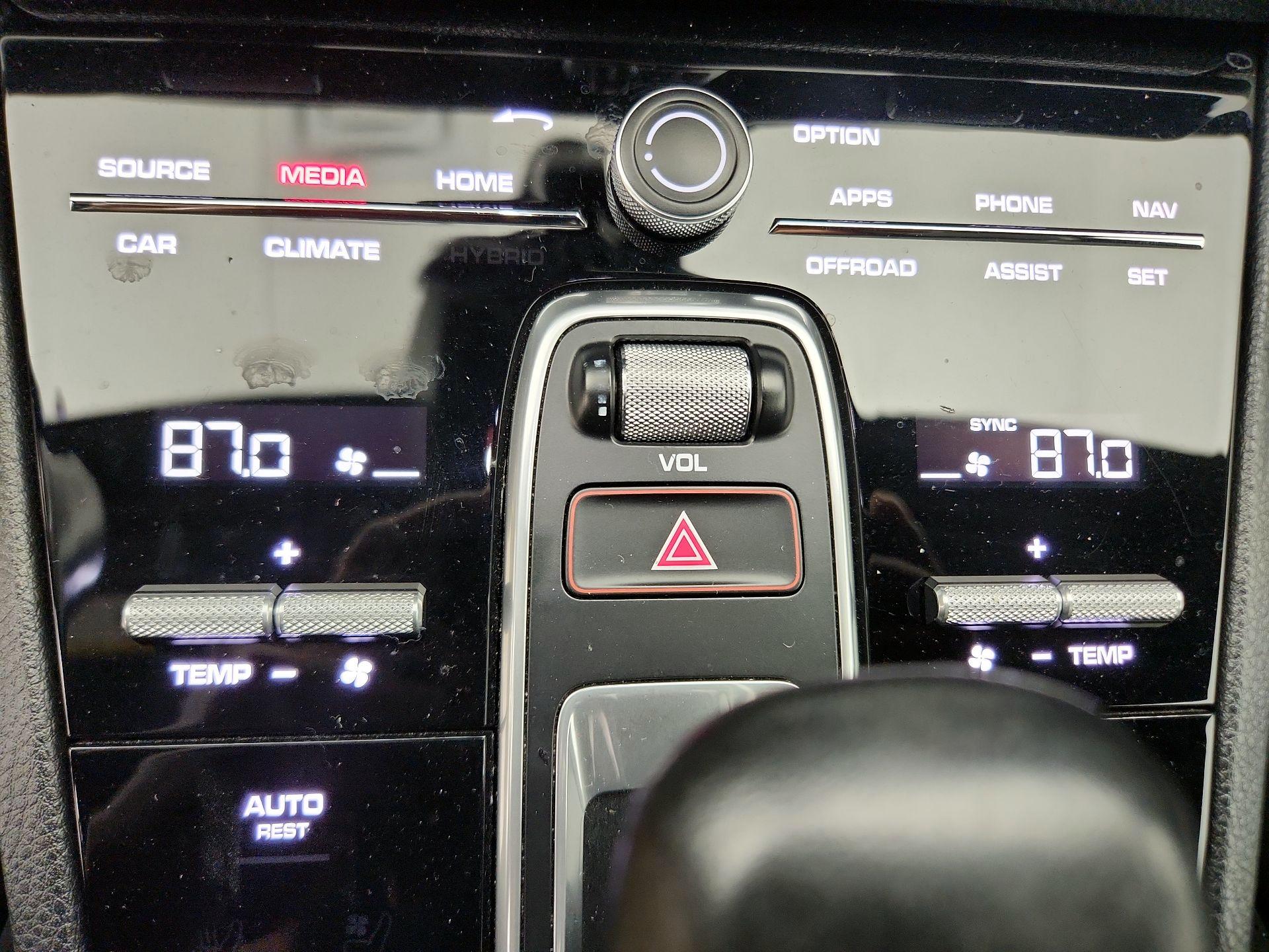 Thumbnail: 2020 Porsche Cayenne - 17