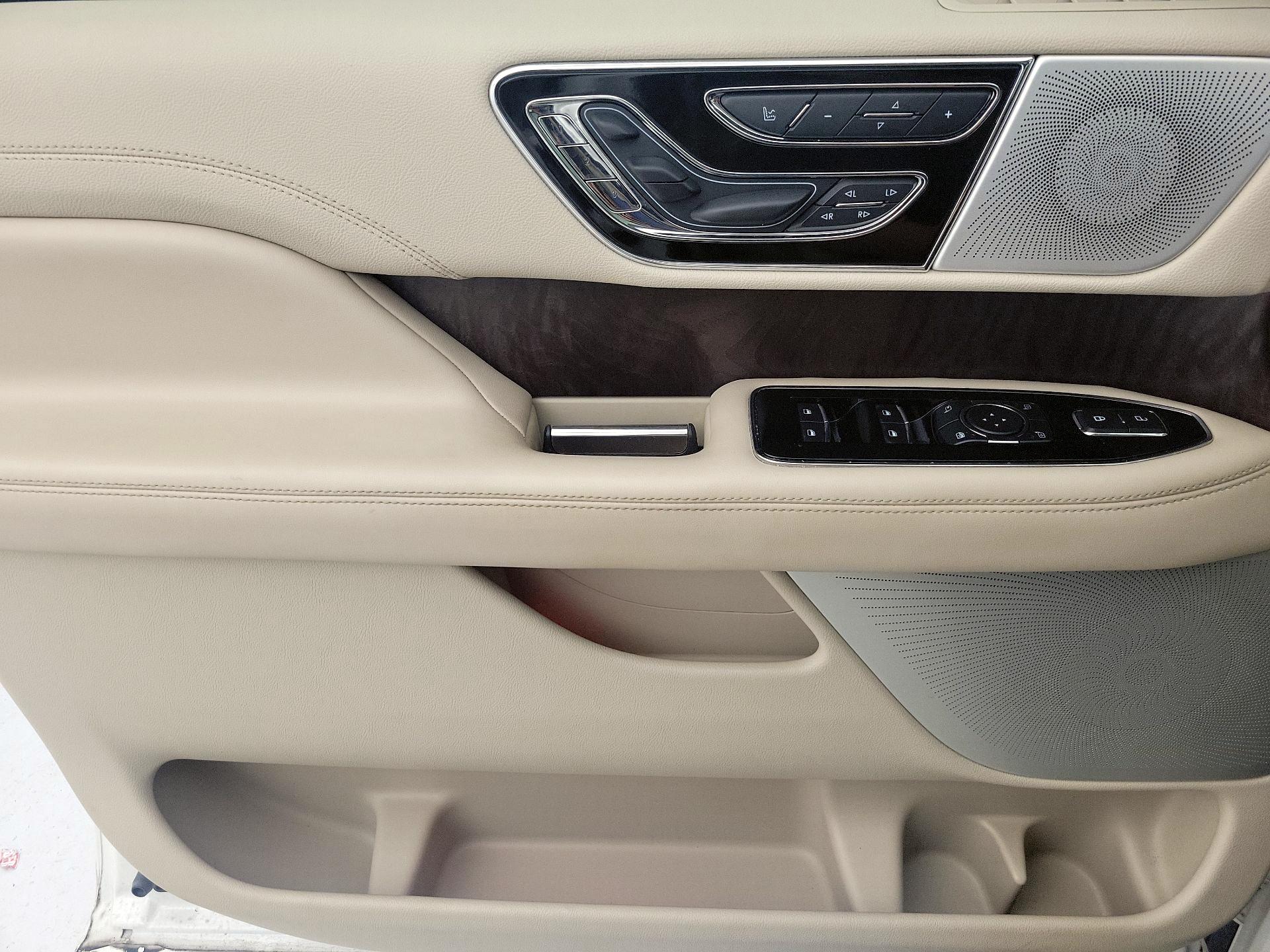 Thumbnail: 2021 Lincoln Navigator L - 12