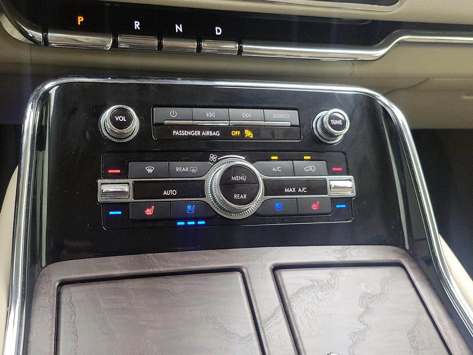 Thumbnail: 2021 Lincoln Navigator L - 17