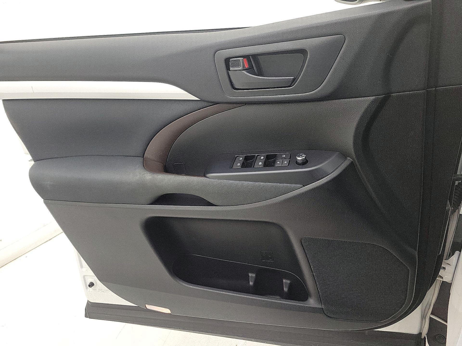 Thumbnail: 2019 Toyota Highlander - 12