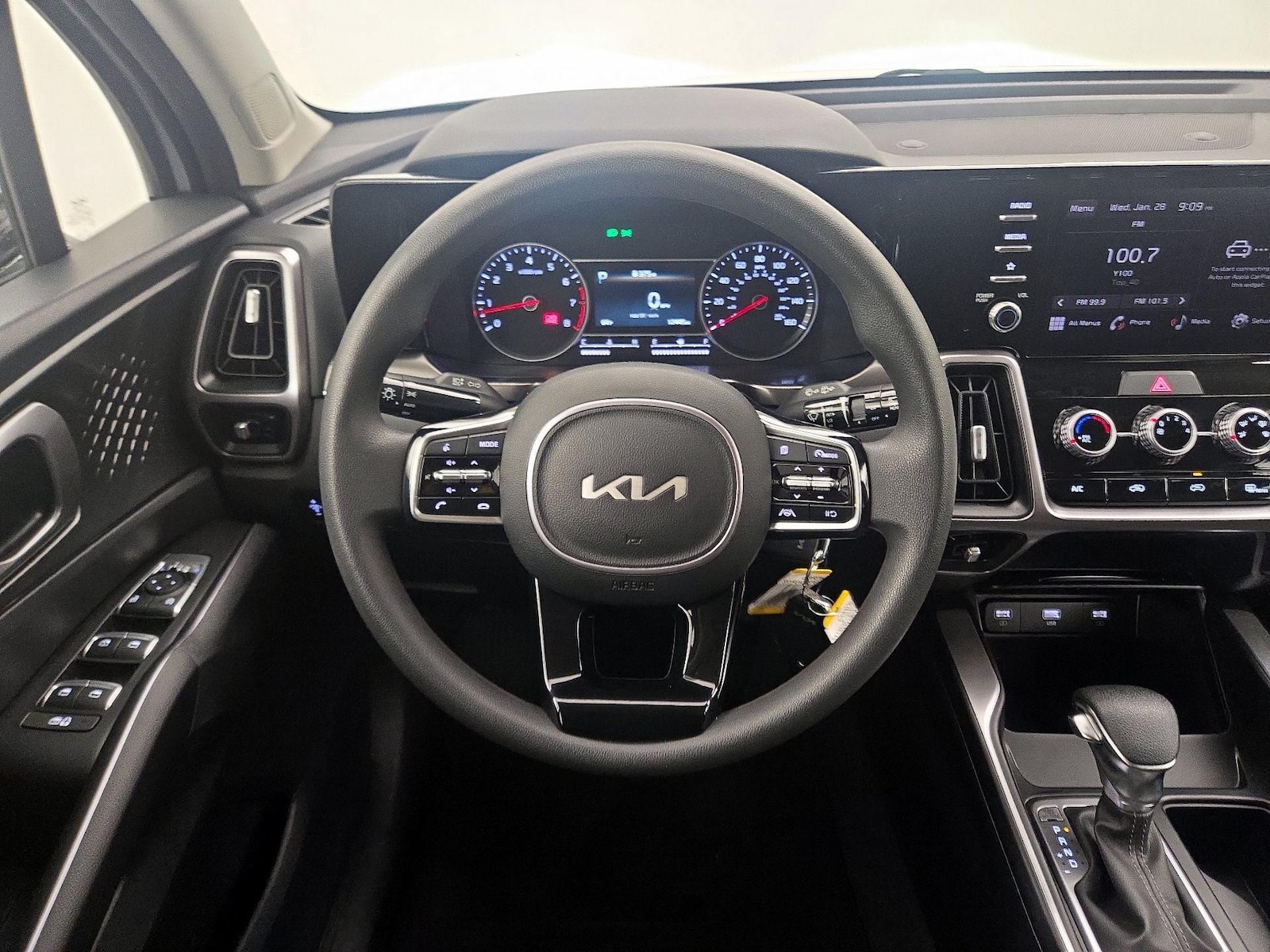 2023 Kia Sorento LX - Photo 11