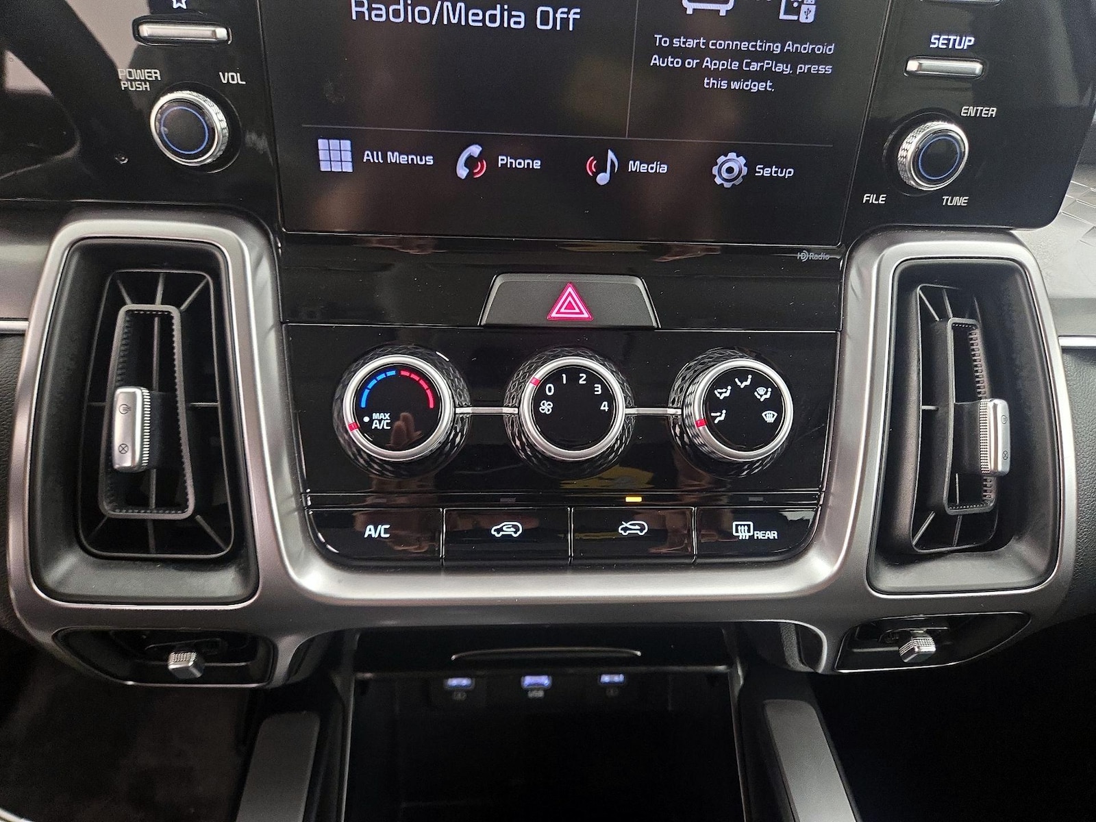 2023 Kia Sorento LX - Photo 17