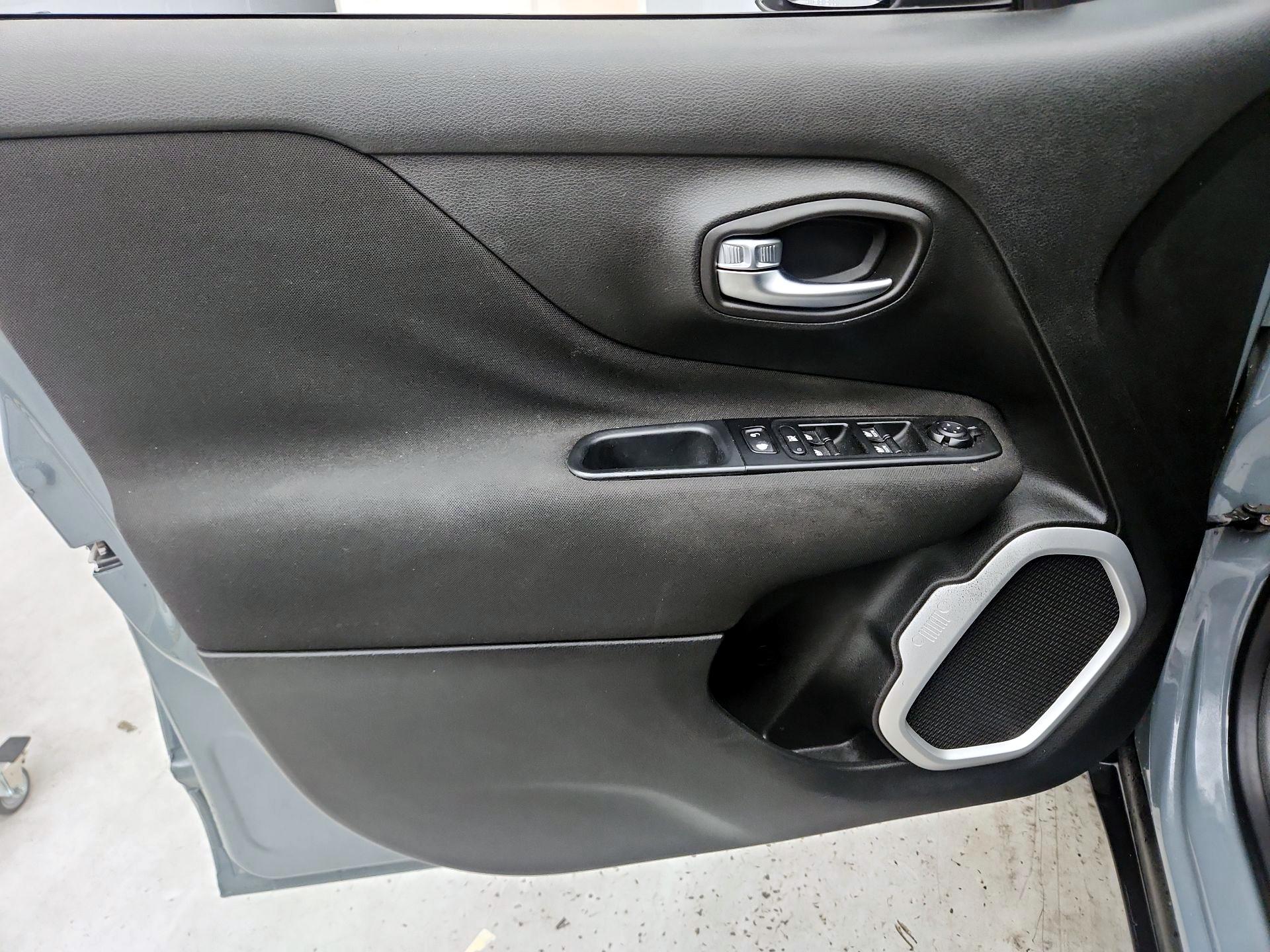 Thumbnail: 2018 Jeep Renegade - 12