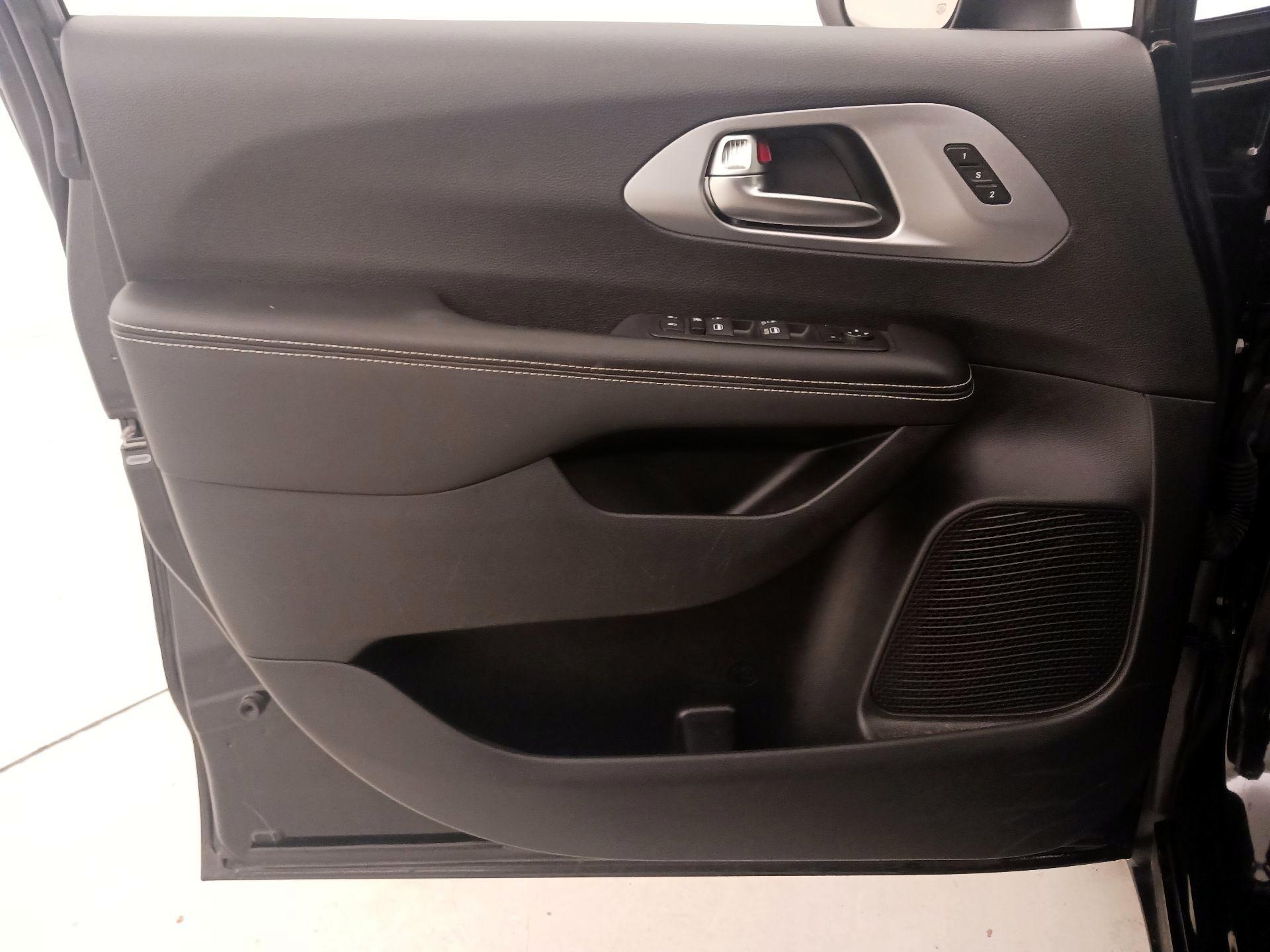 Thumbnail: 2023 Chrysler Pacifica - 12