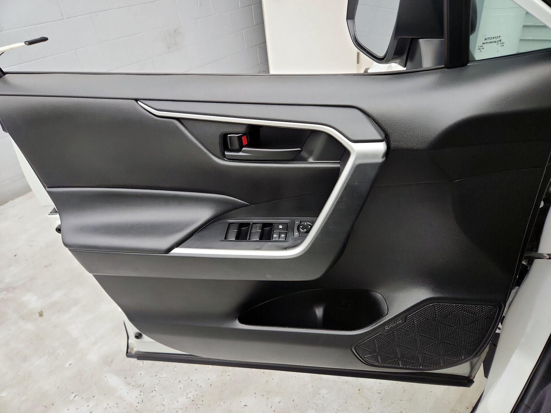 Thumbnail: 2022 Toyota RAV4 - 12