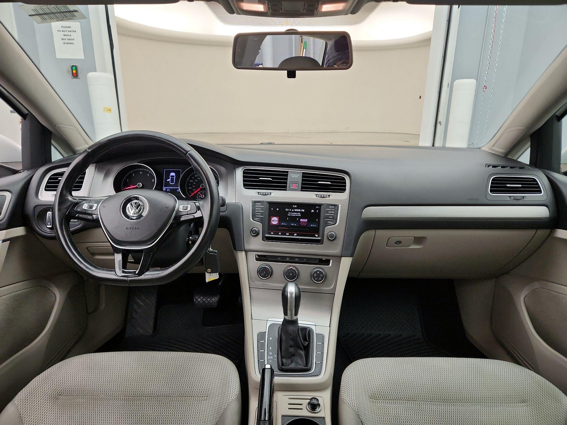 Thumbnail: 2016 Volkswagen Golf - 9