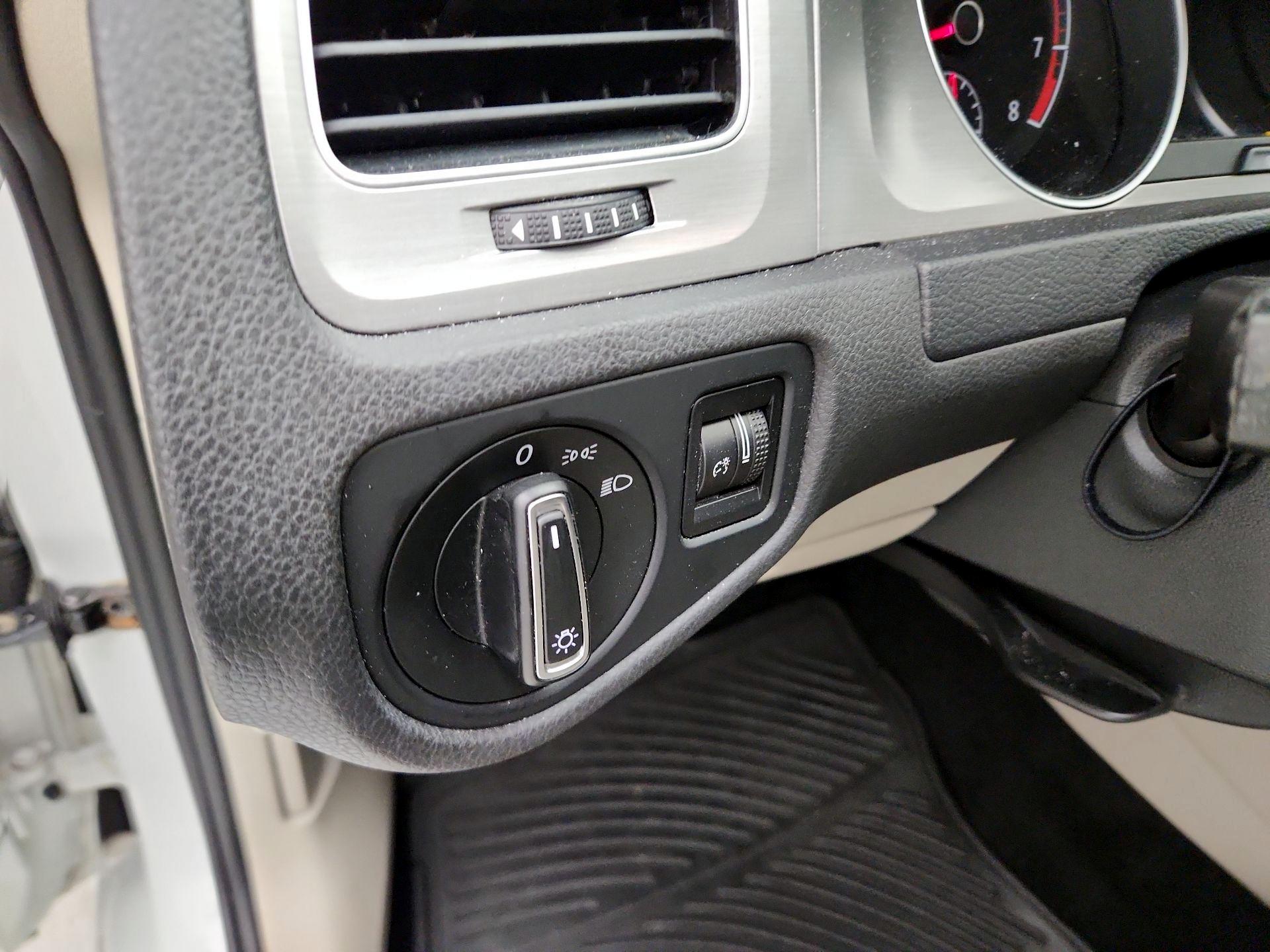 Thumbnail: 2016 Volkswagen Golf - 13