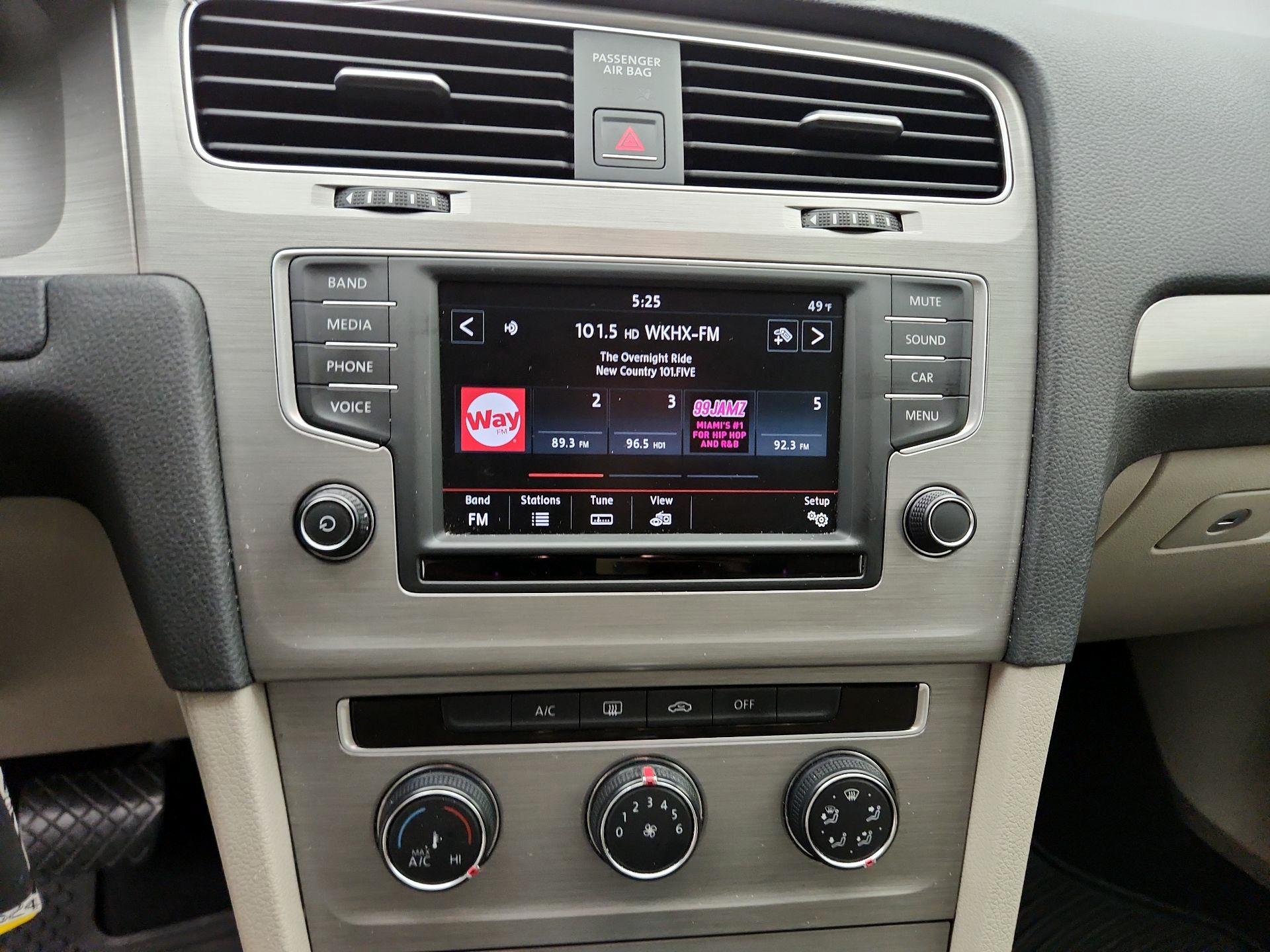 Thumbnail: 2016 Volkswagen Golf - 15