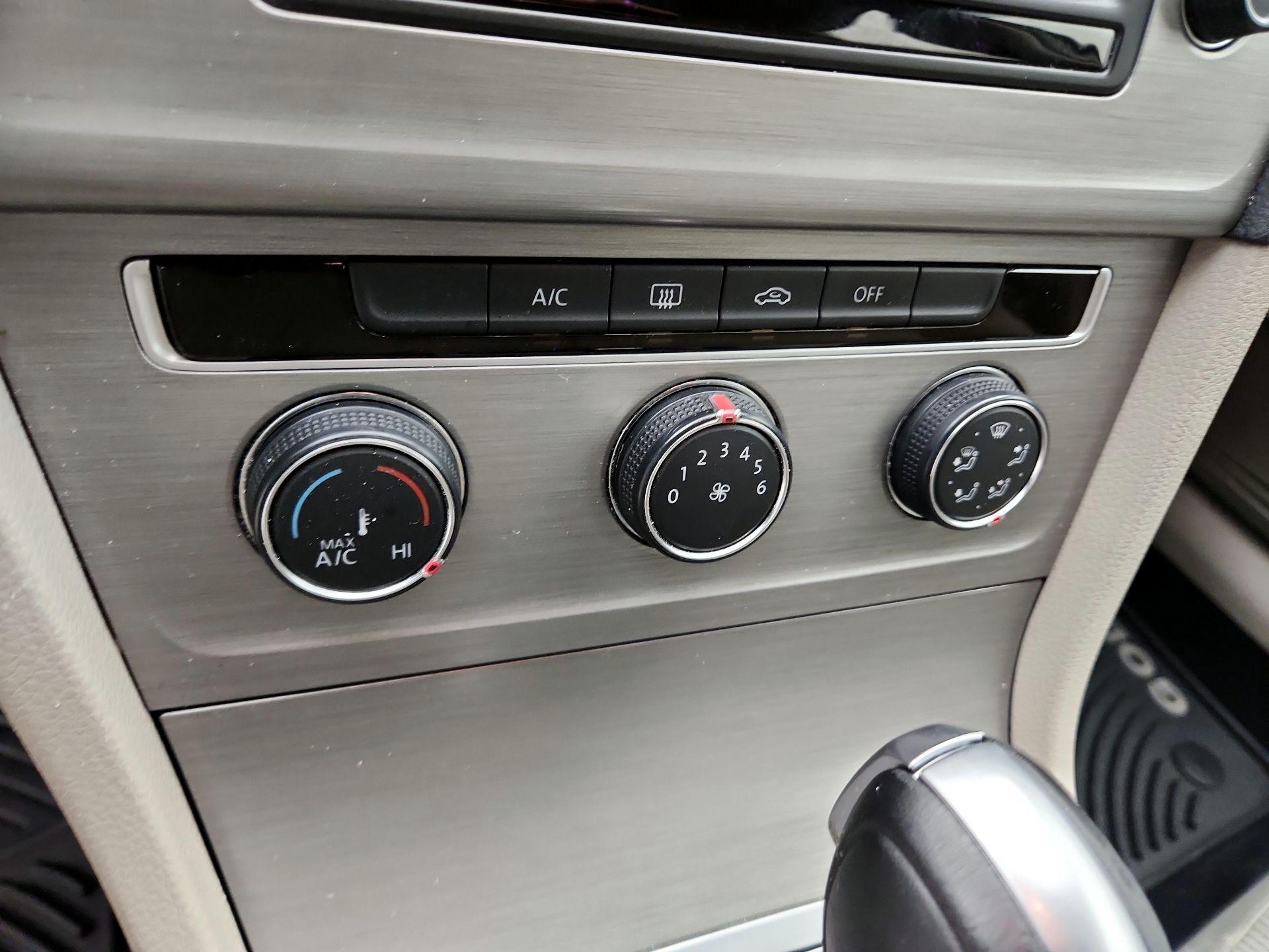 Thumbnail: 2016 Volkswagen Golf - 16