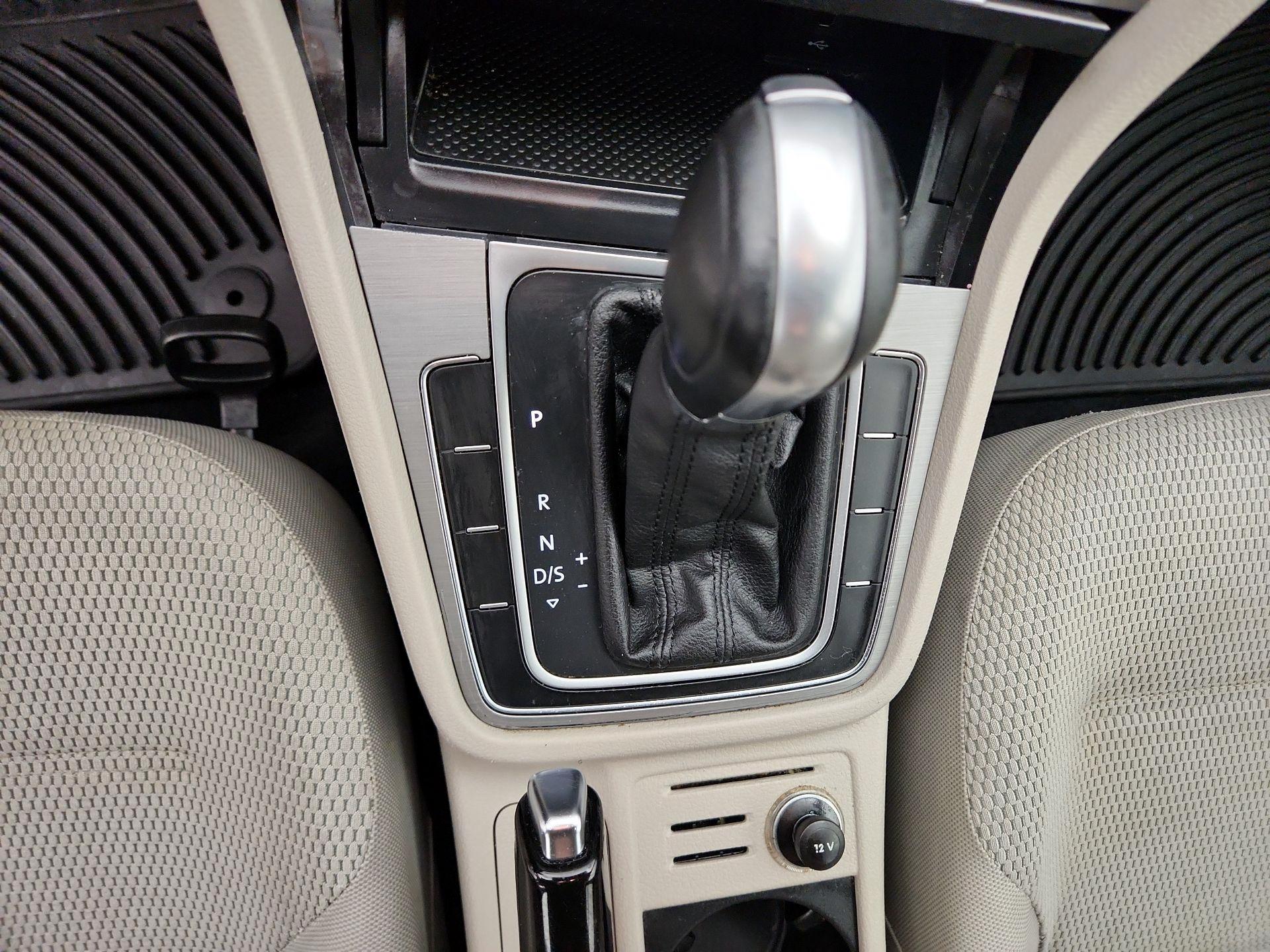 Thumbnail: 2016 Volkswagen Golf - 17