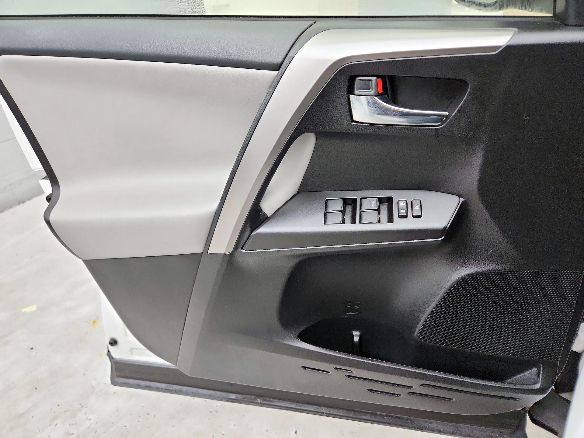 Thumbnail: 2016 Toyota RAV4 - 12